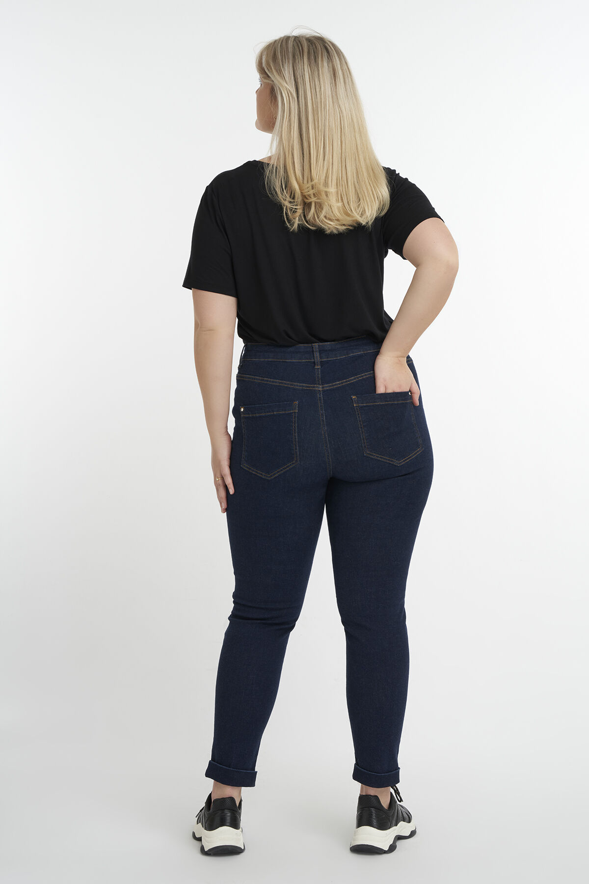 Jeans mit Knopf-Detail image number 3