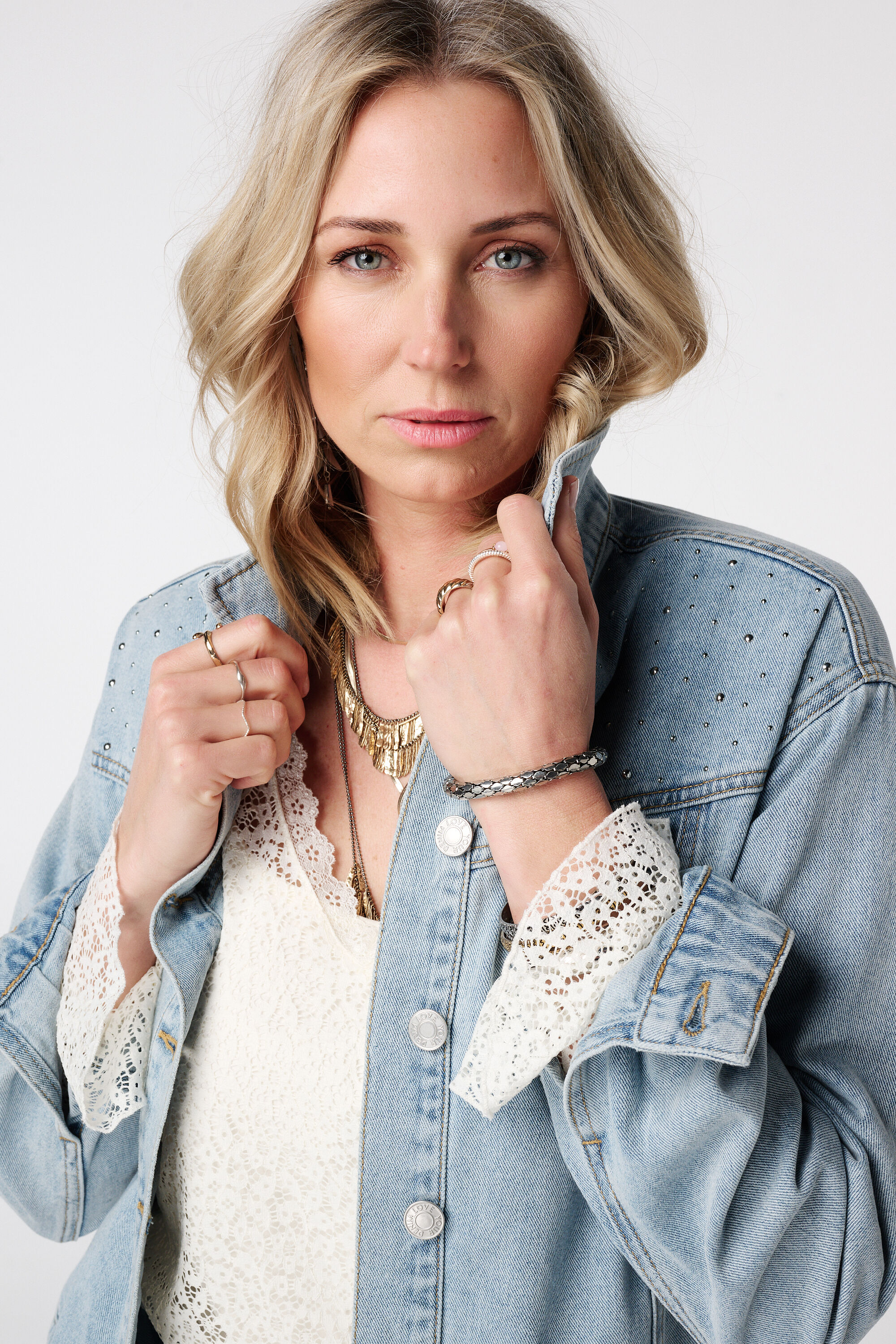 Jeansjacke mit Nieten image number 4