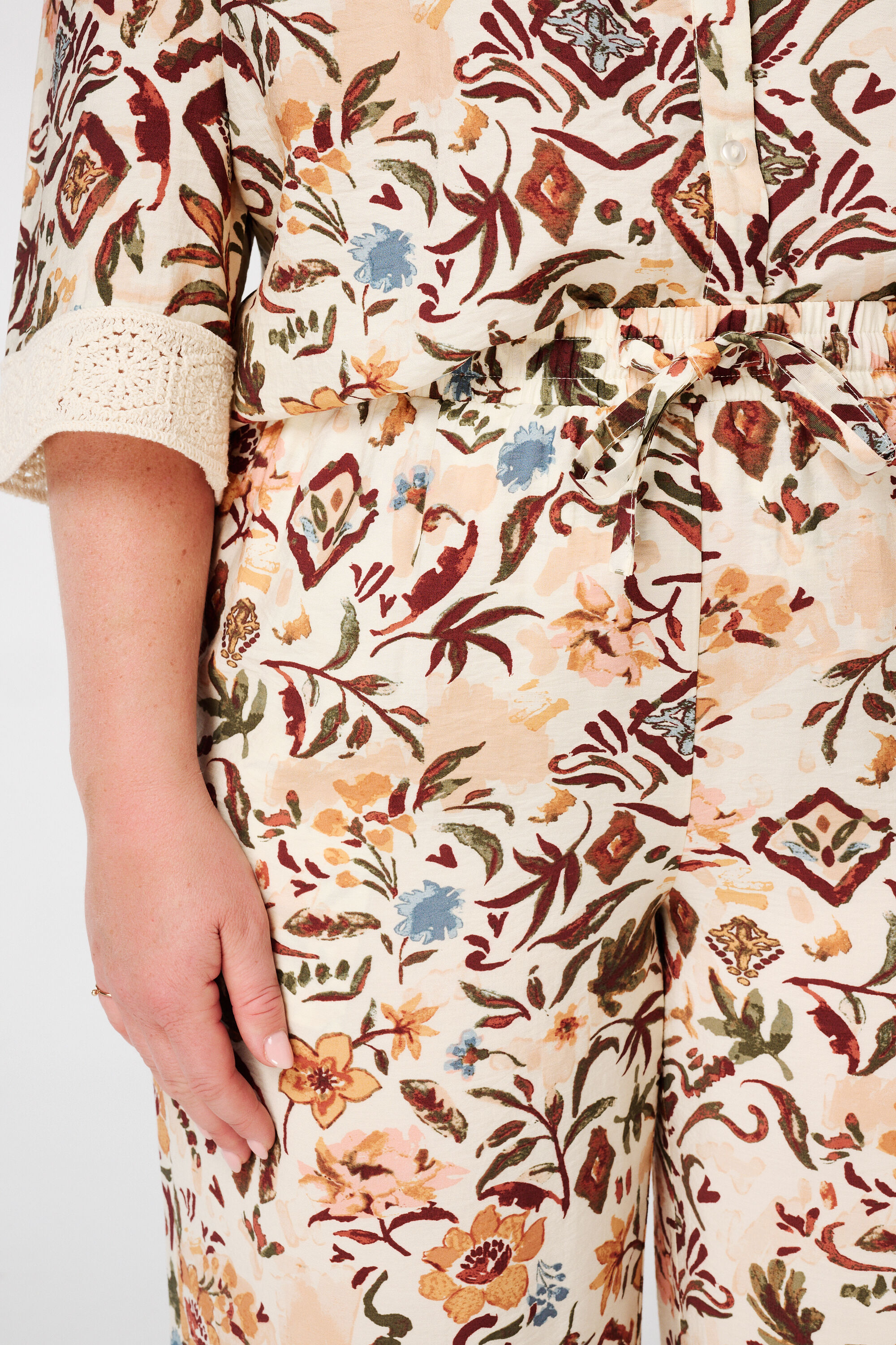 Luftige Hose mit Print  image number 4