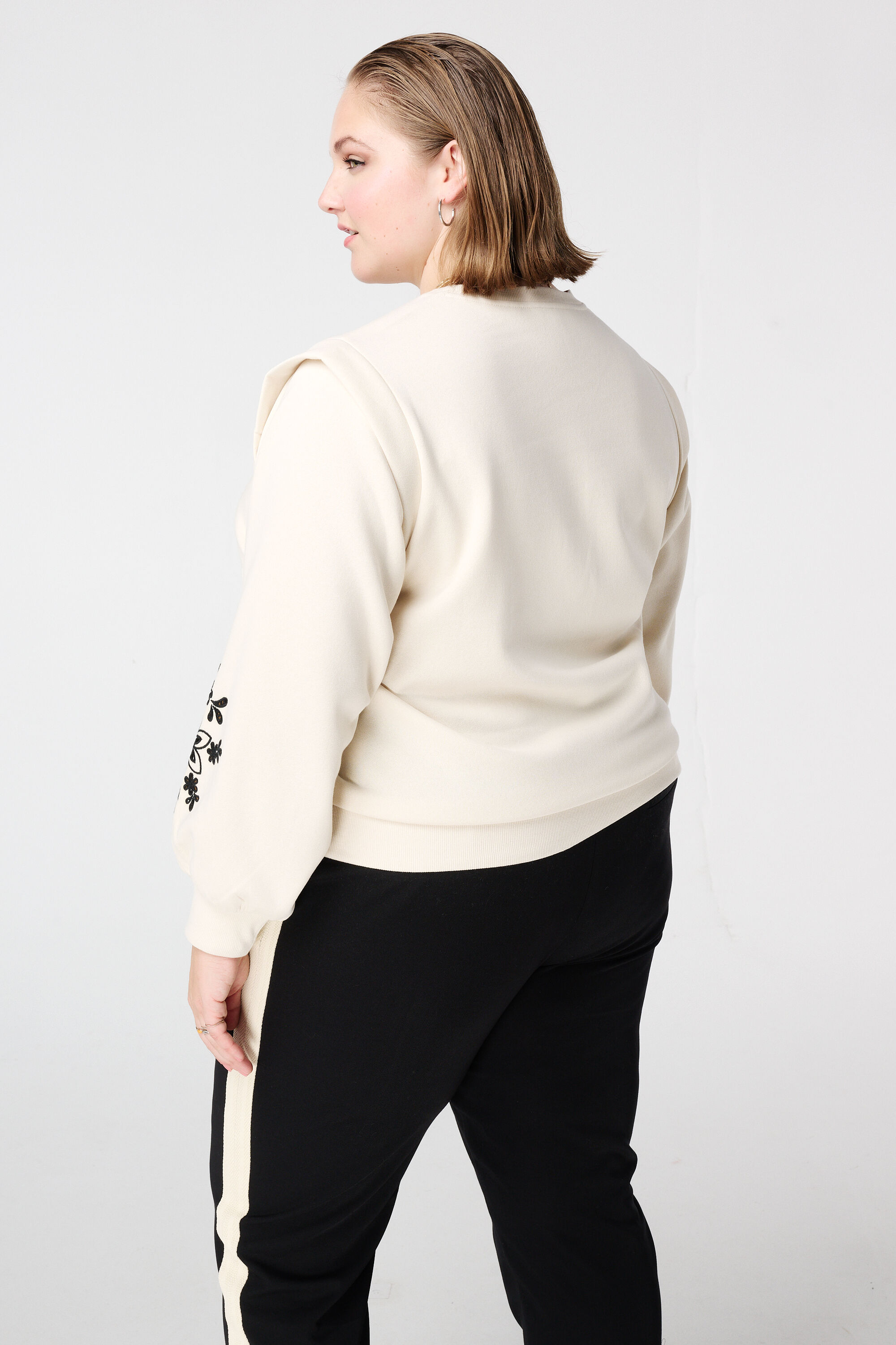 Sweatshirt mit durchbrochener Stickerei image number 3