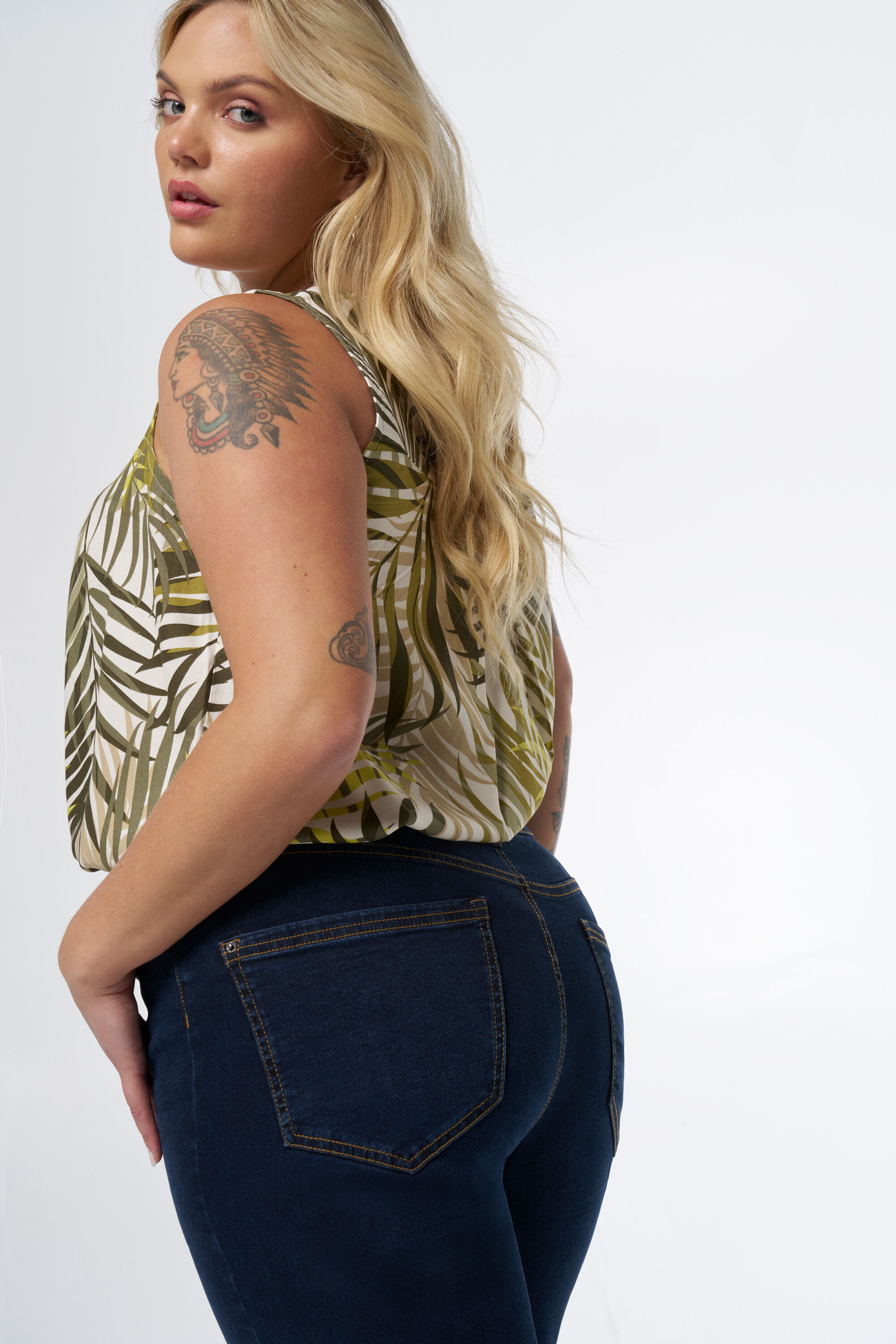 Jeans mit geradem Bein LILY image number 4