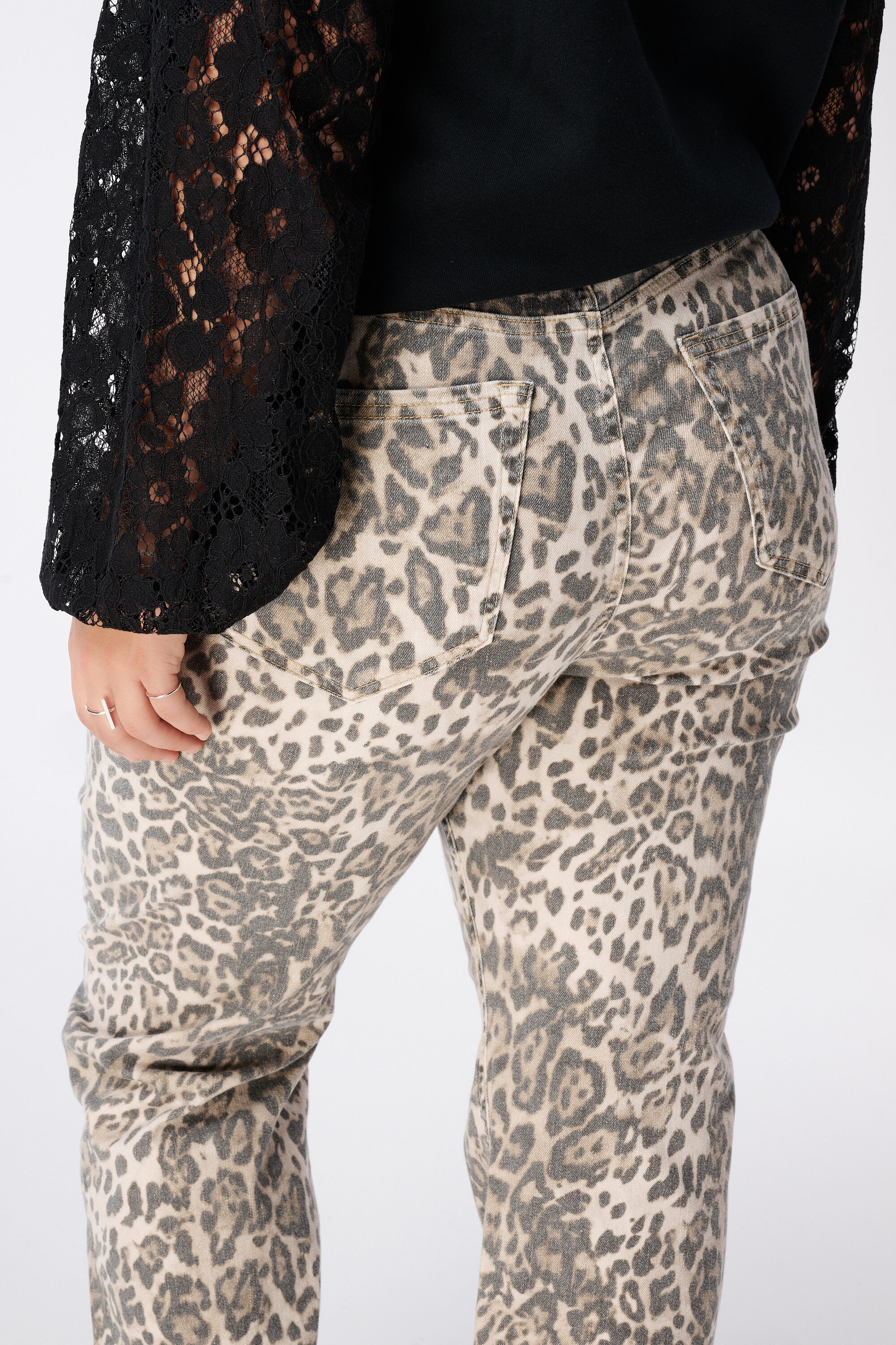 Jeans mit Leopard-Print  image number 5