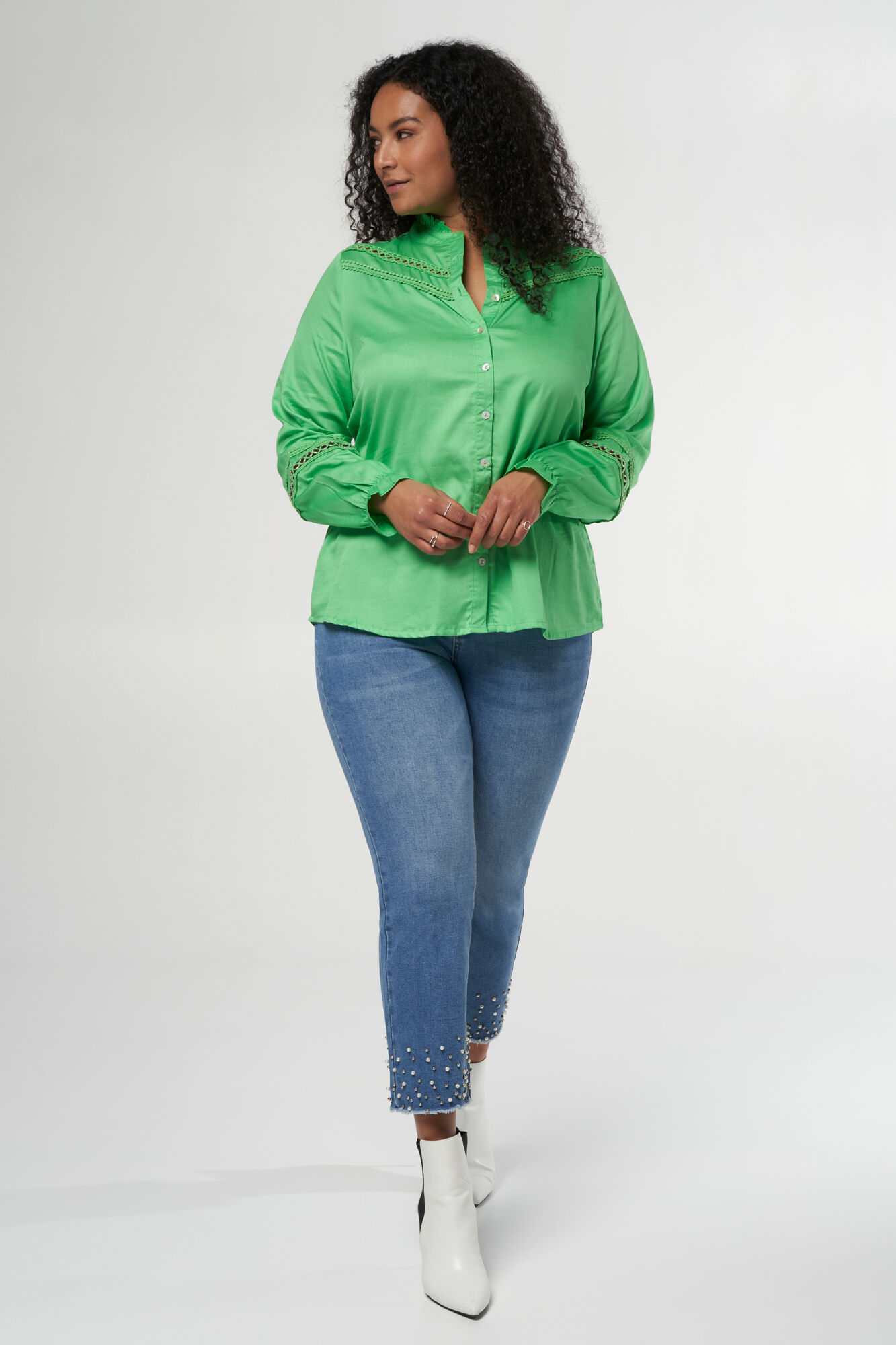 Bluse mit Verzierungen und Stehkragen image number 5