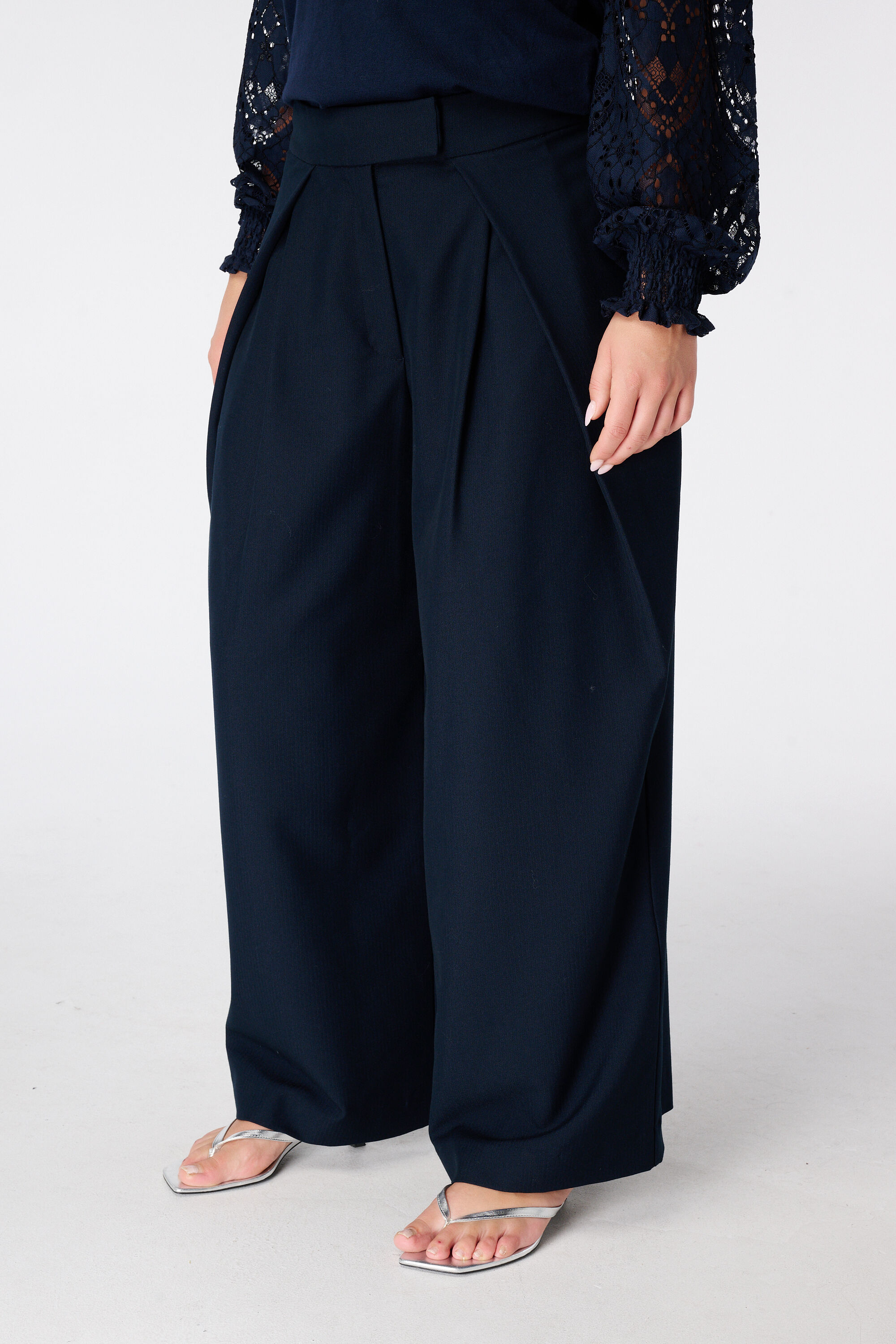 Wide Leg Stoffhose mit Falten image number 5