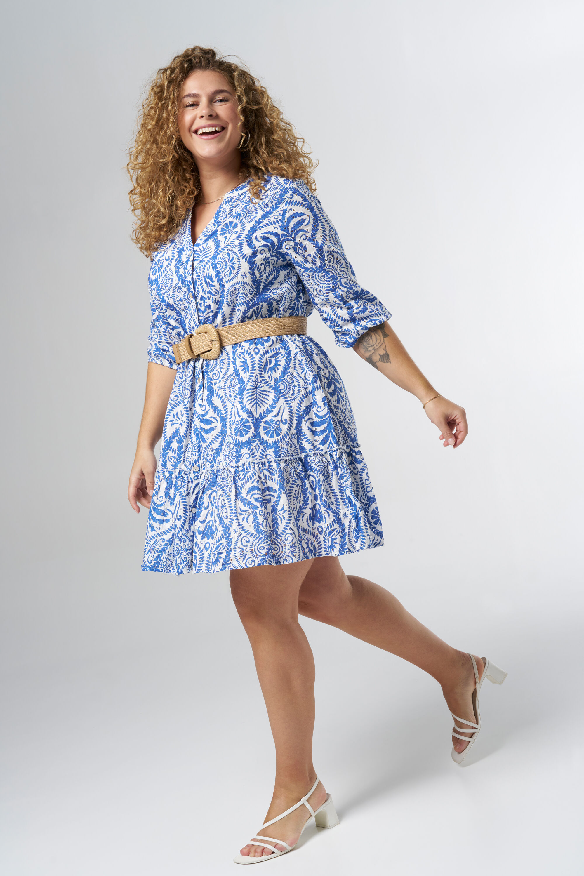 Kurzes Kleid mit Stickerei und G&uuml;rtel image number 0