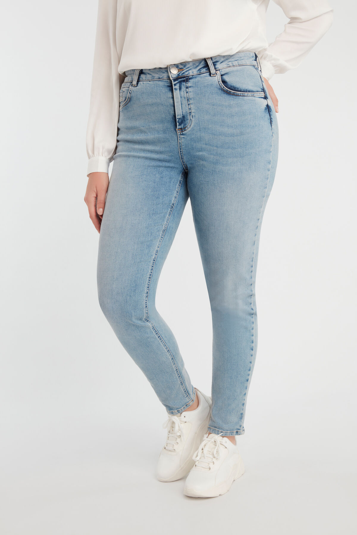 IRIS Slim-Leg Jeans image number 4