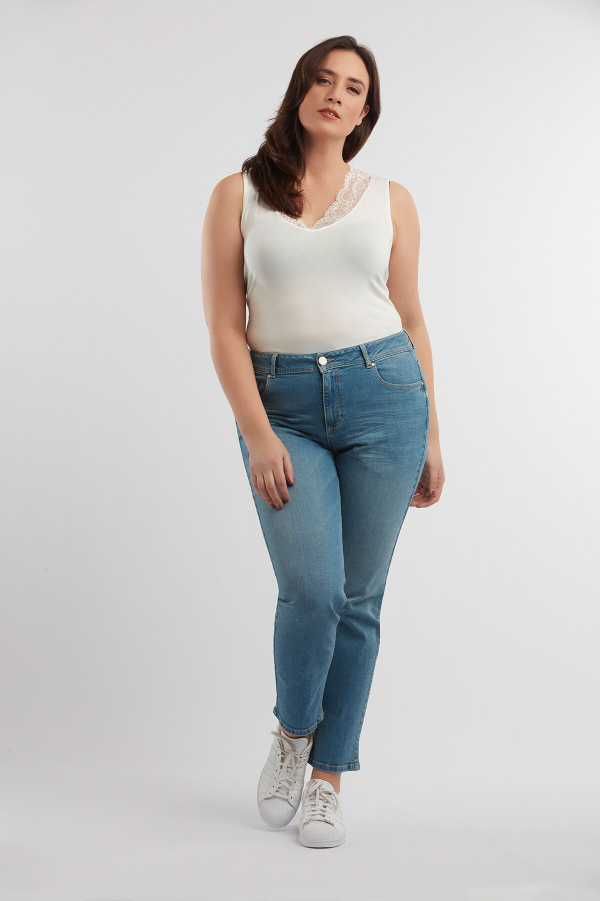 ROSE Loose-Leg Jeans image number 5