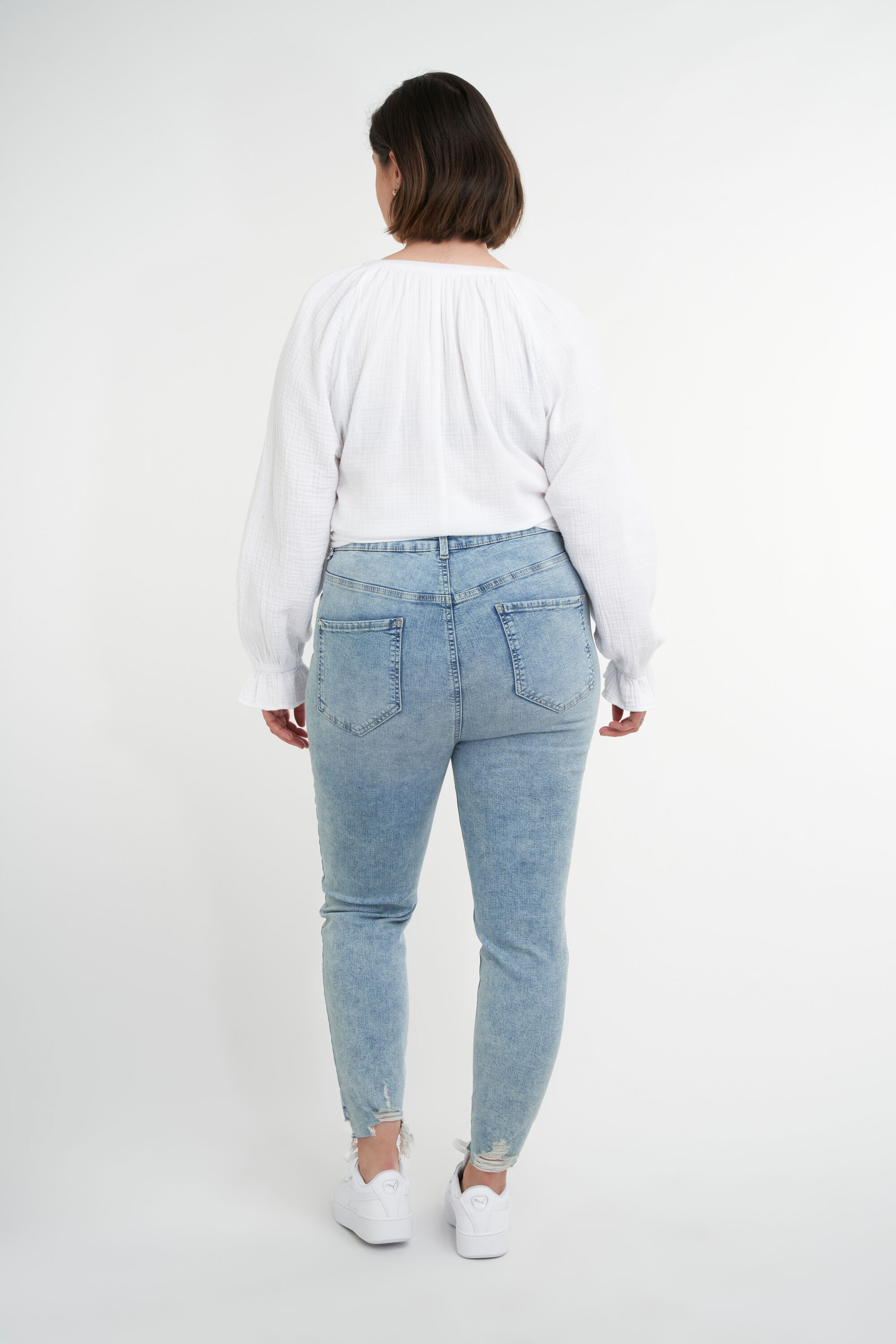 Jeans mit Destroyed-Detail image number 4