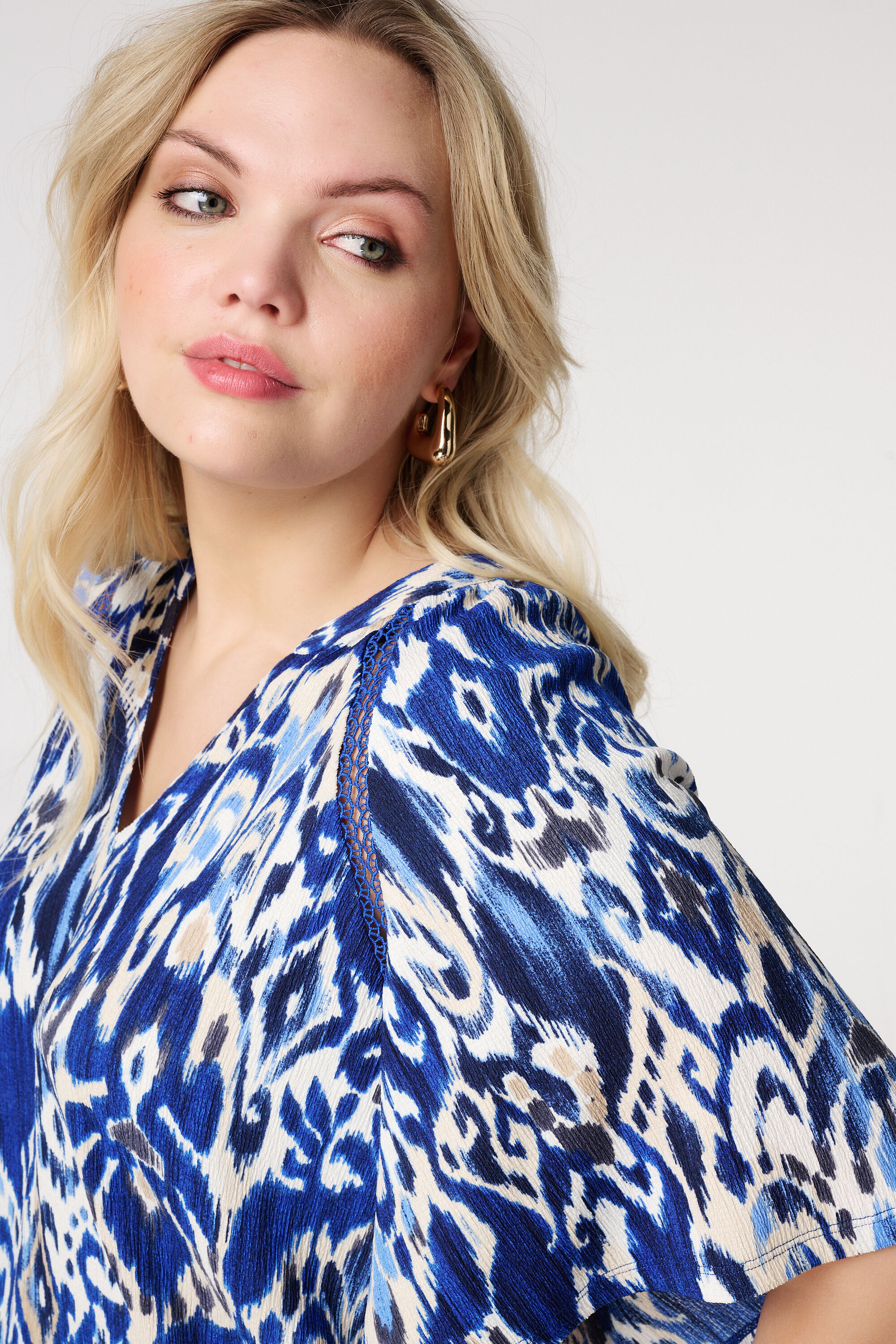 Top mit Print und gestickten Verzierungen image number 4