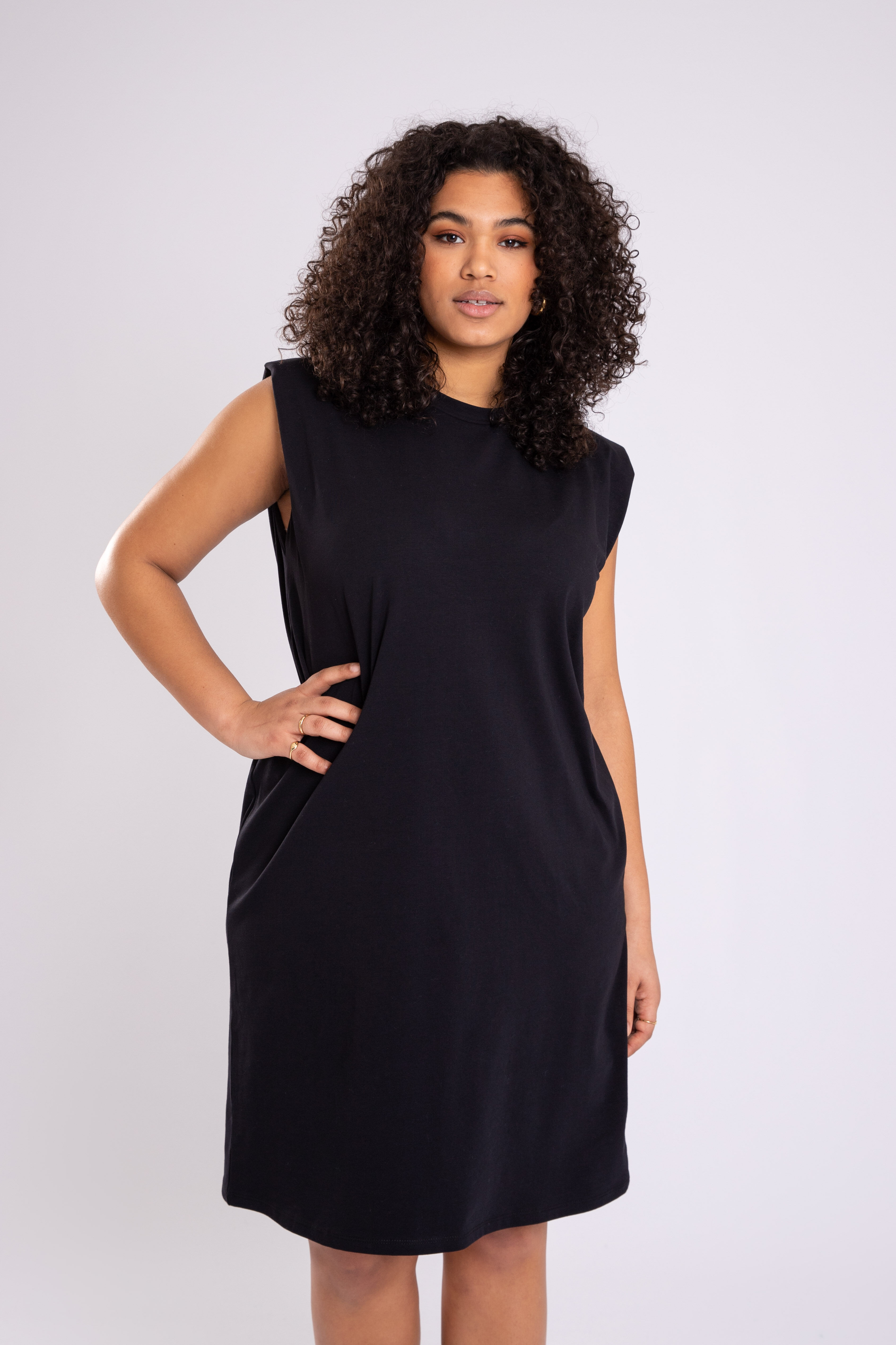 Kleid mit Schulterdetail image number 5