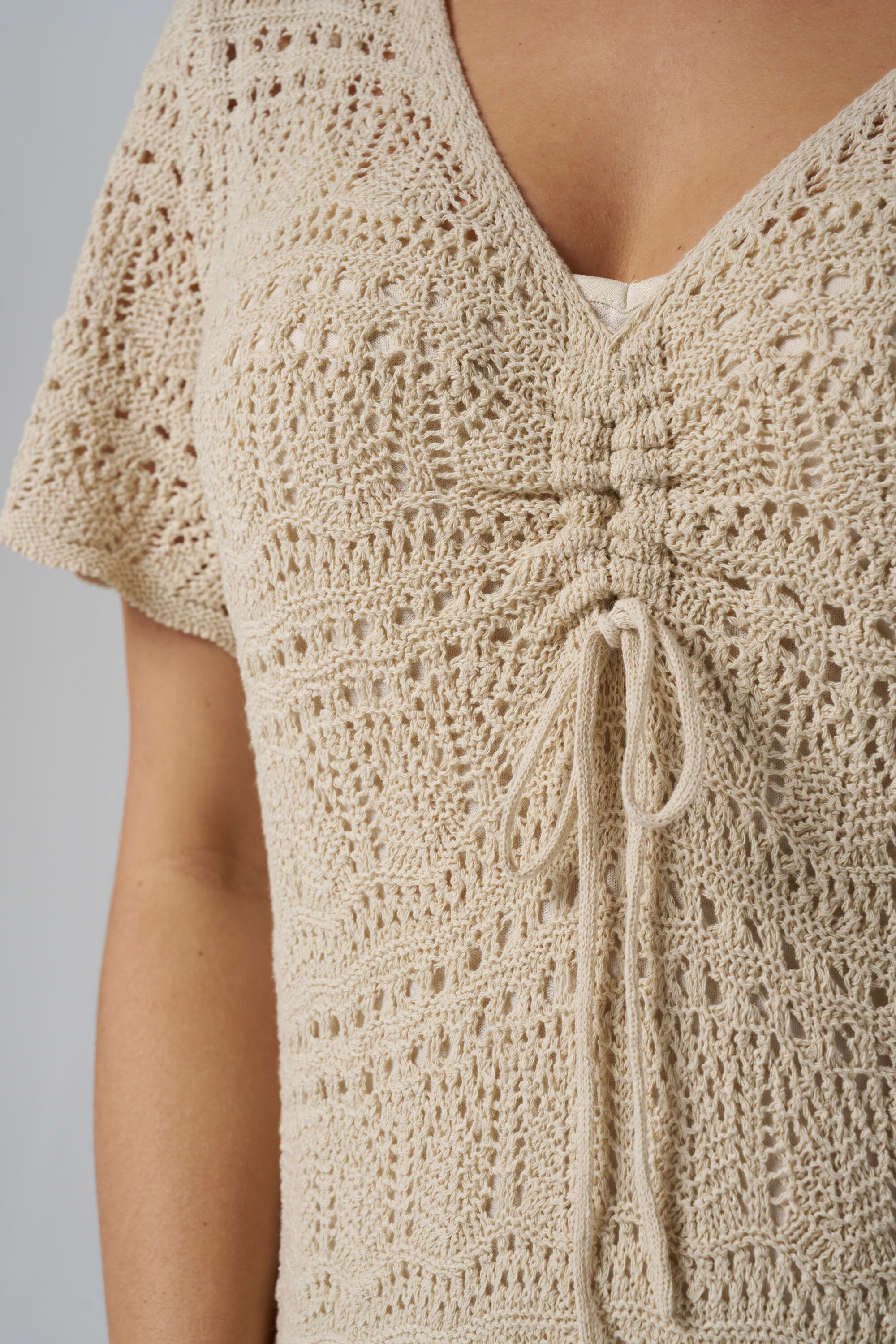 Geh&auml;keltes Kleid mit Schleifendetail image number 4