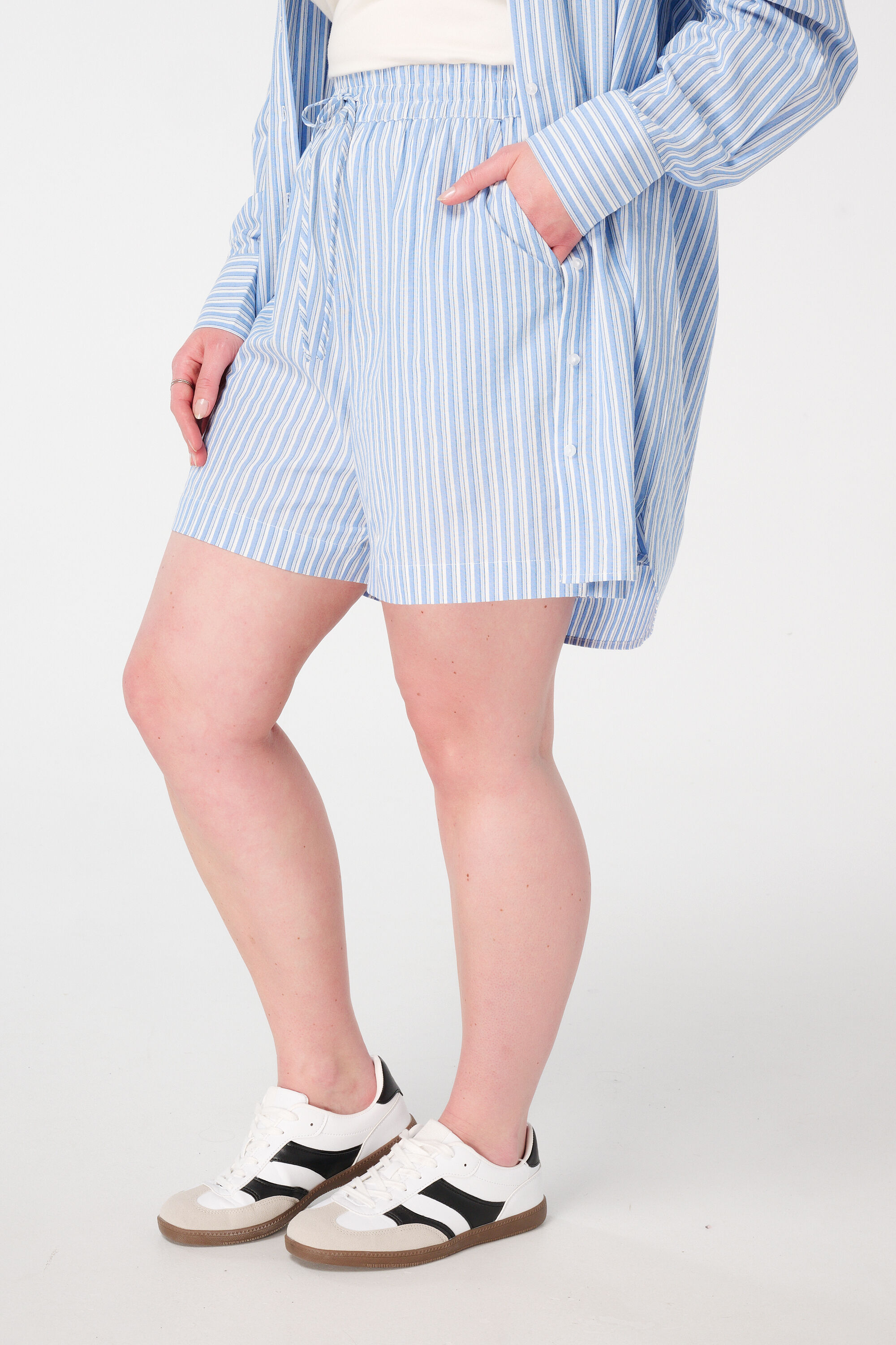 Gestreifte Shorts mit elastischem Bund image number 5