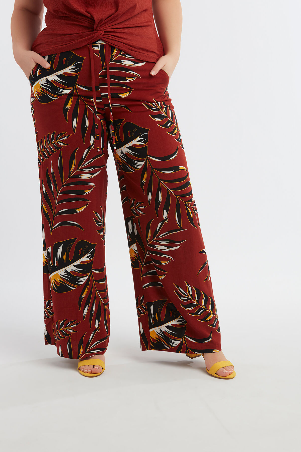 Wide-leg Hose mit Allover-Print  image number 3