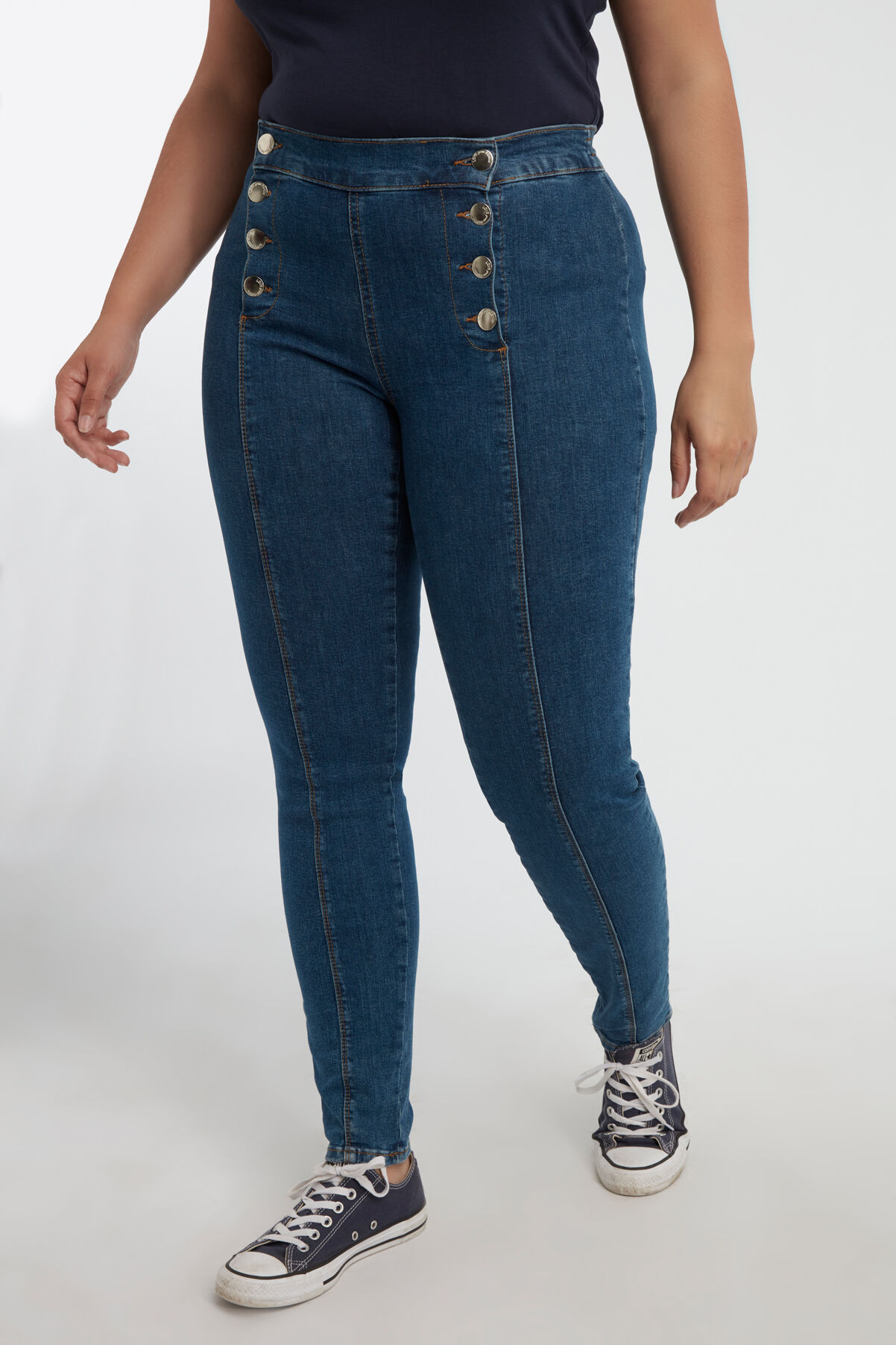 Jeans in schmaler Passform mit Kn&ouml;pfen image number 3