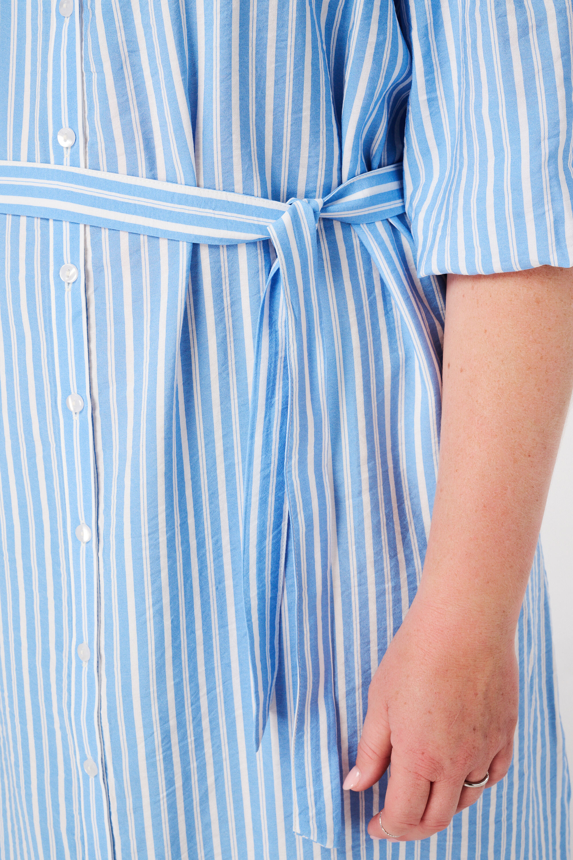 Gestreiftes Midikleid mit G&uuml;rtel image number 5