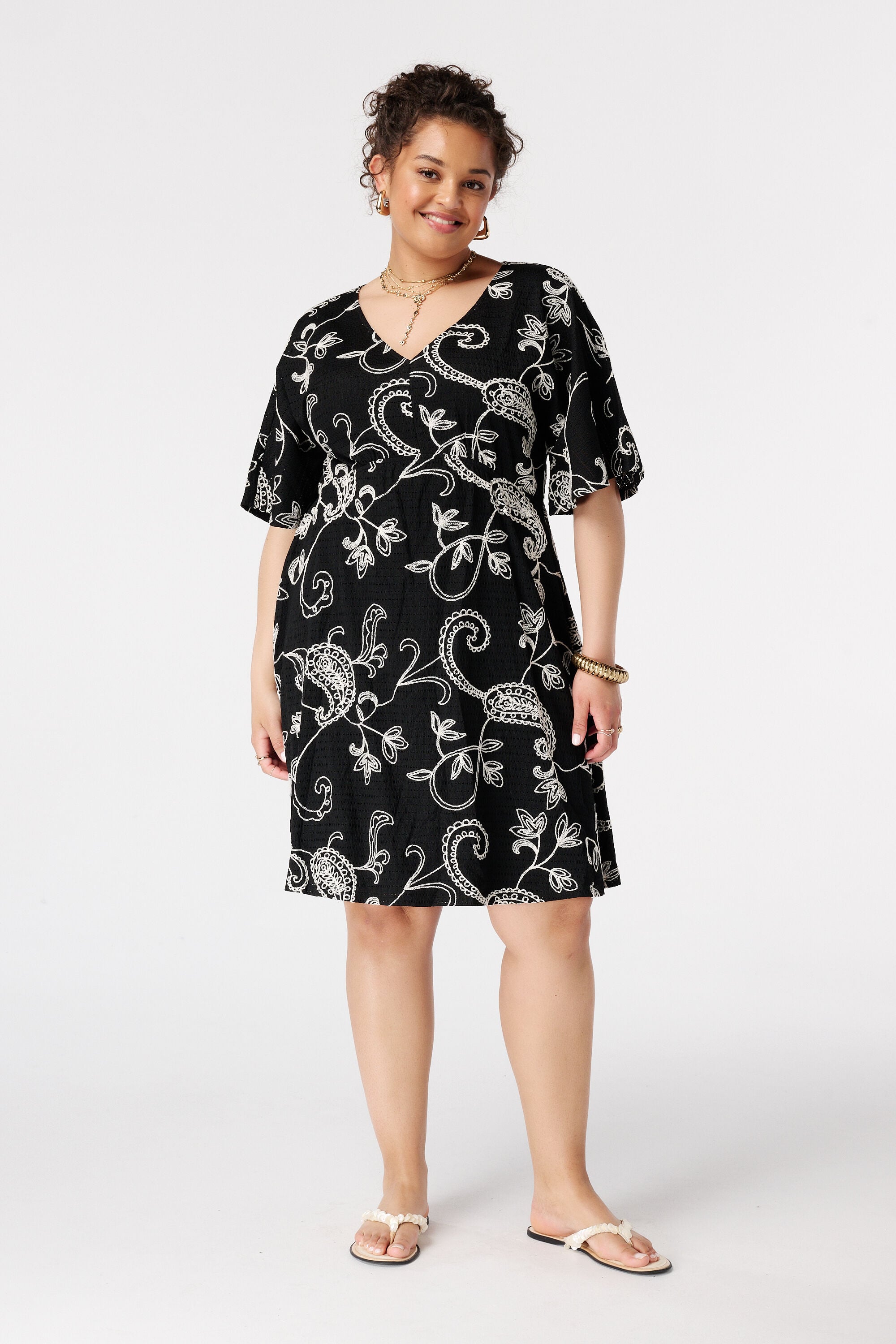 Kurzes Kleid mit Schmetterlings&auml;rmeln