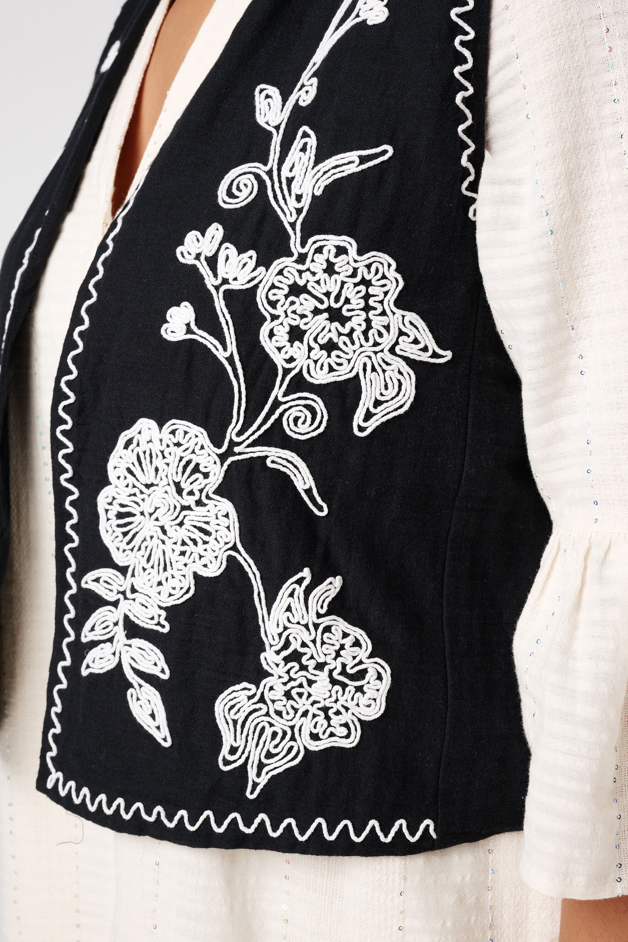 Bestickte Weste image number 6
