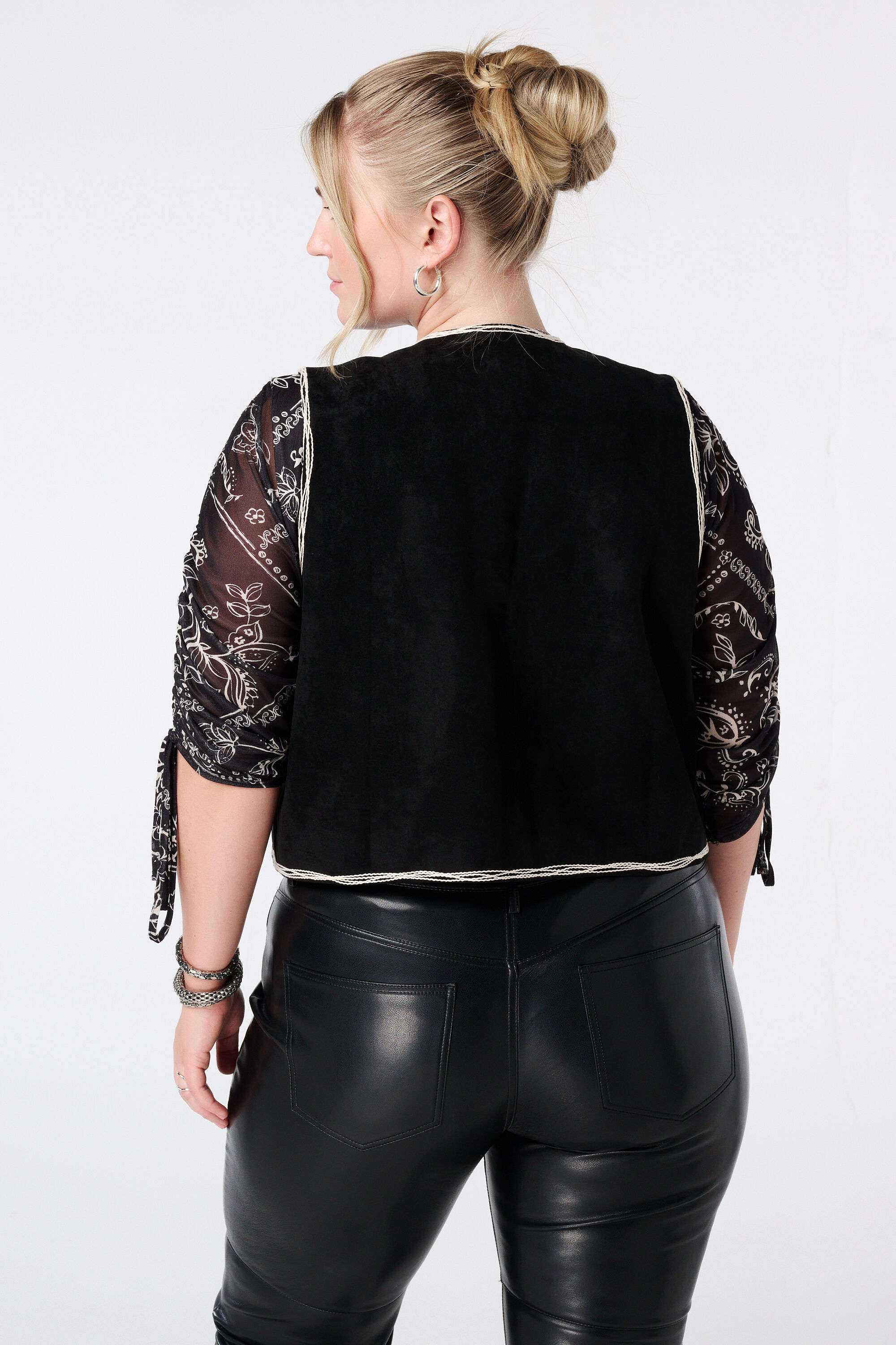 Gilet aus Velours mit Stickerei image number 3