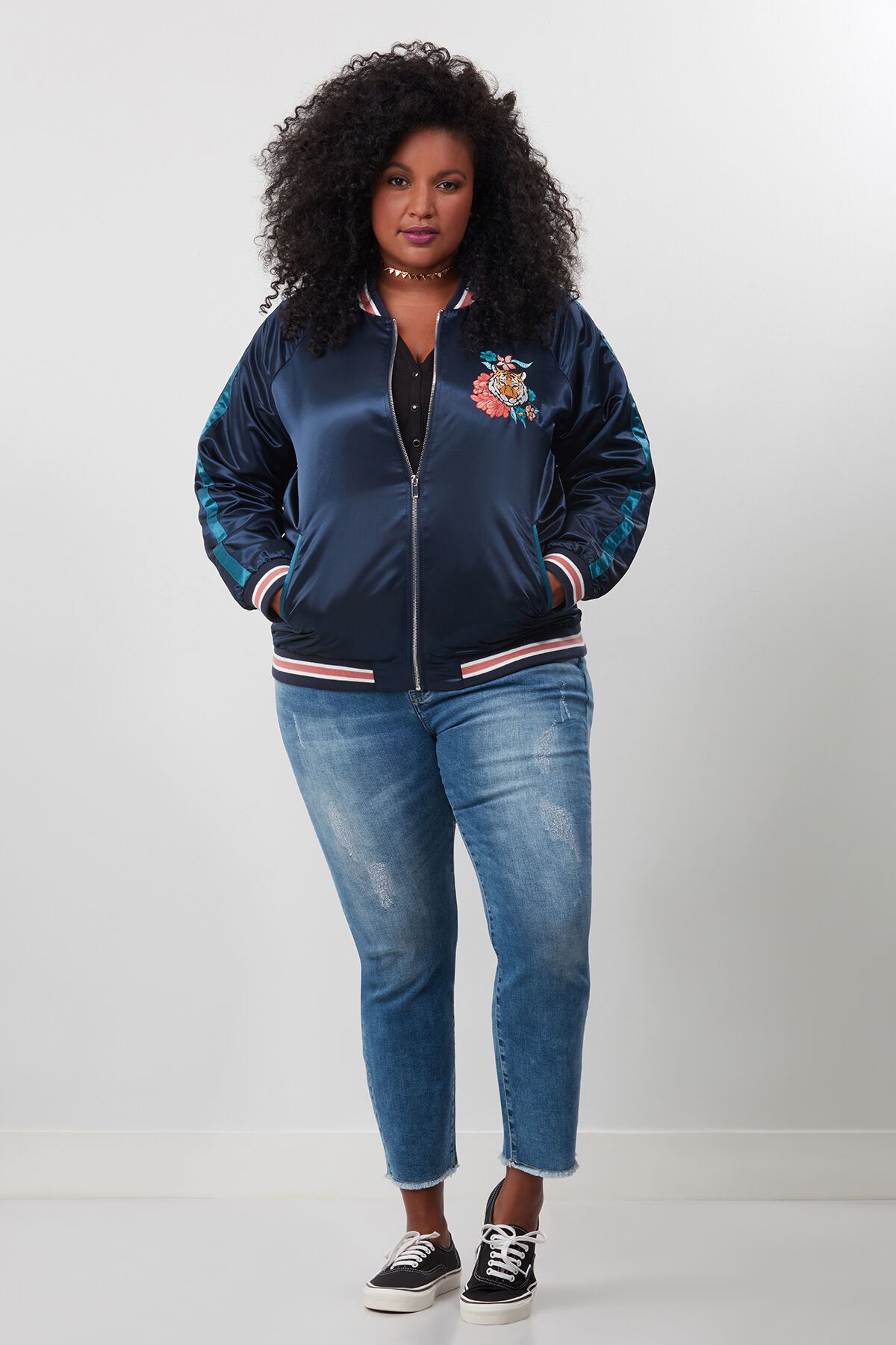 Bomberjacke mit Tiger- und Blumenstickerei image number 3