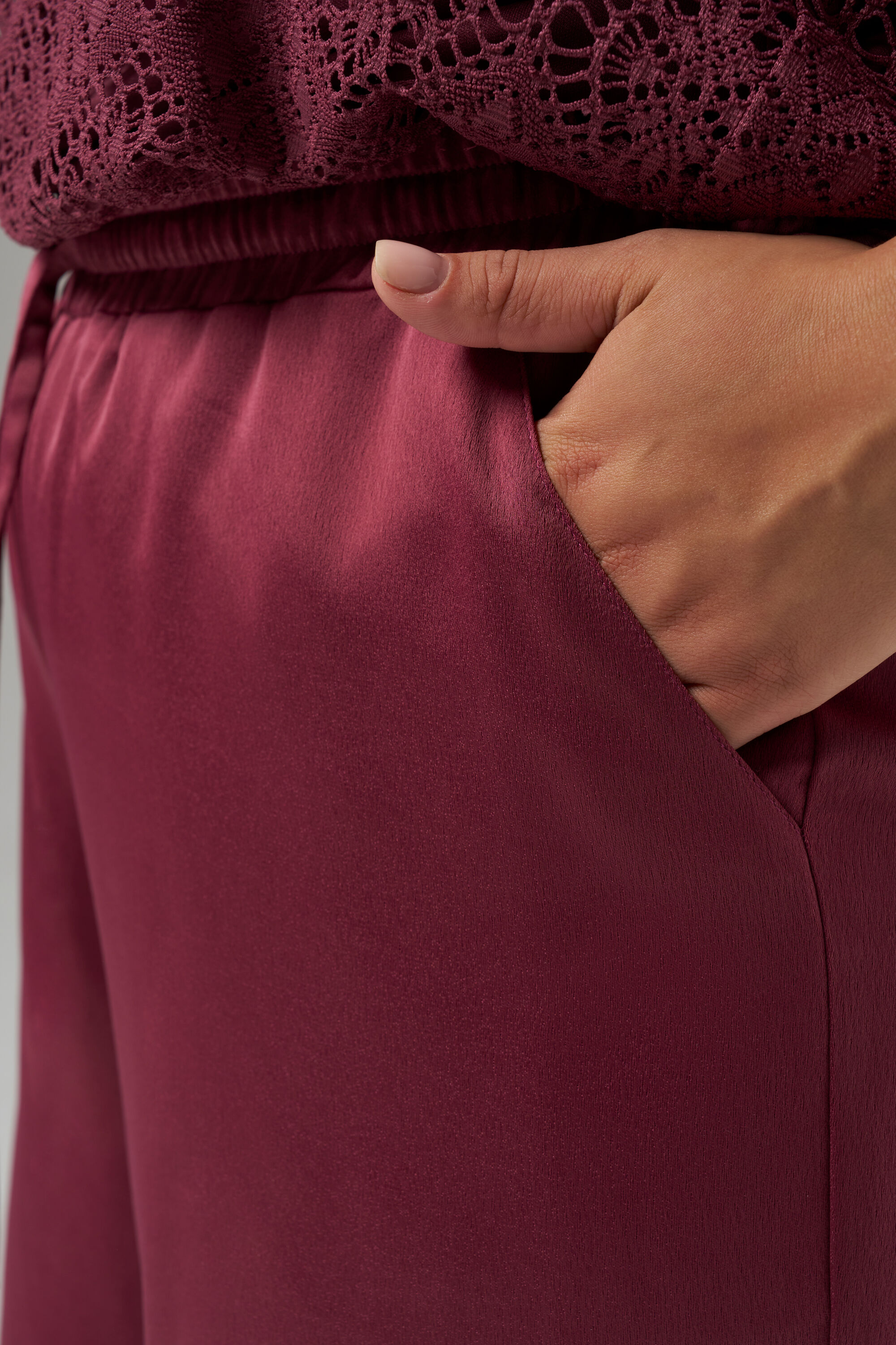 Hose mit Satin-Look image number 4