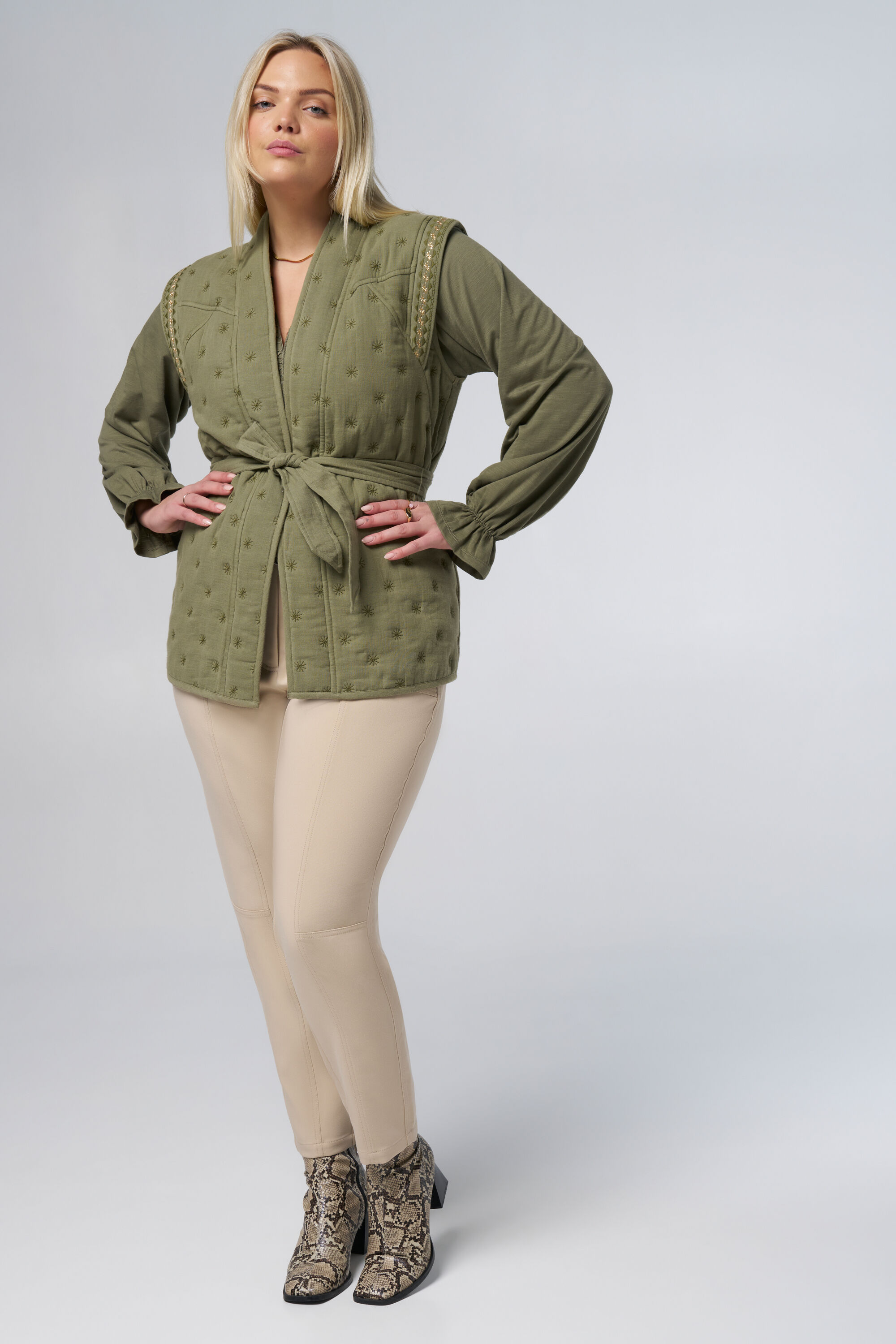 Weste mit goldenen Verzierungen image number 5