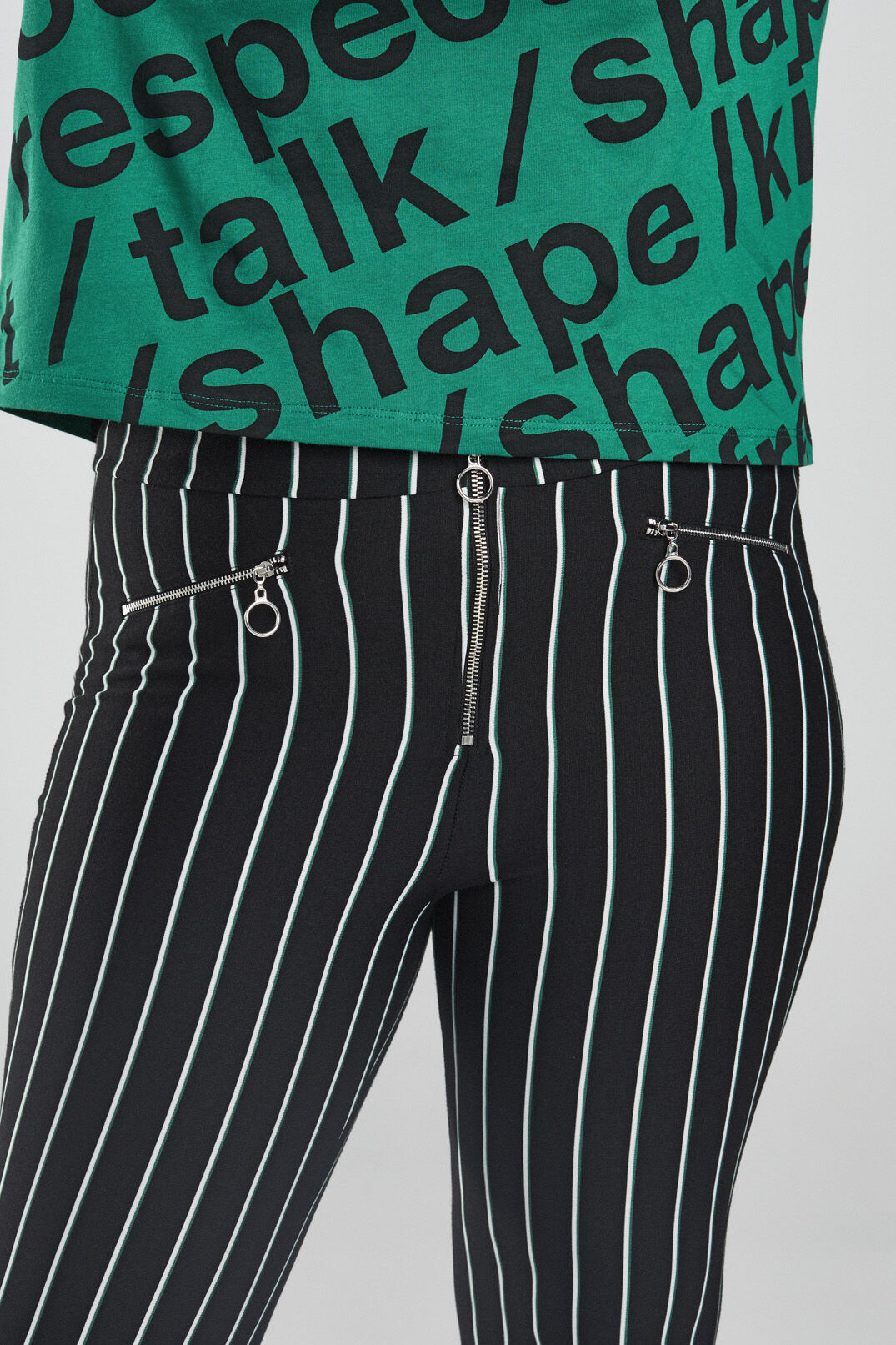 Gestreifte, ausgestellte Hose image number 3