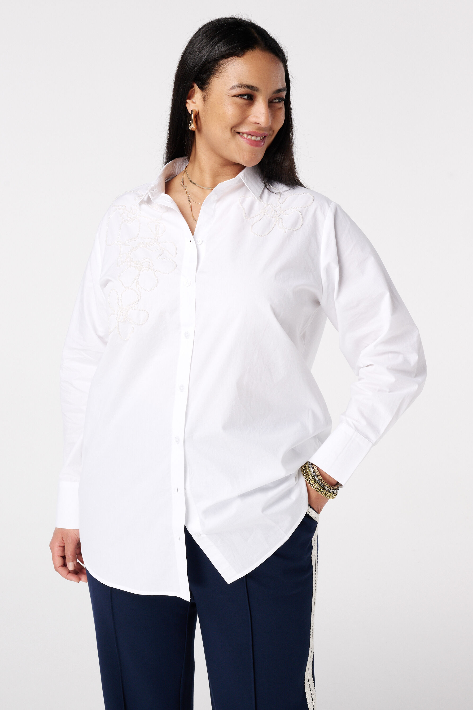 Lange Bluse mit Perlen