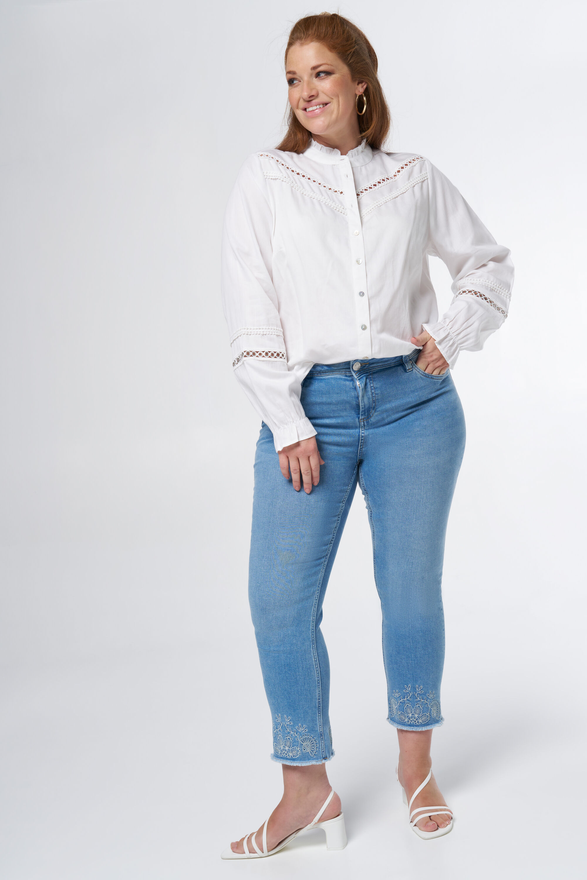 Bluse mit Verzierungen und Stehkragen image number 5