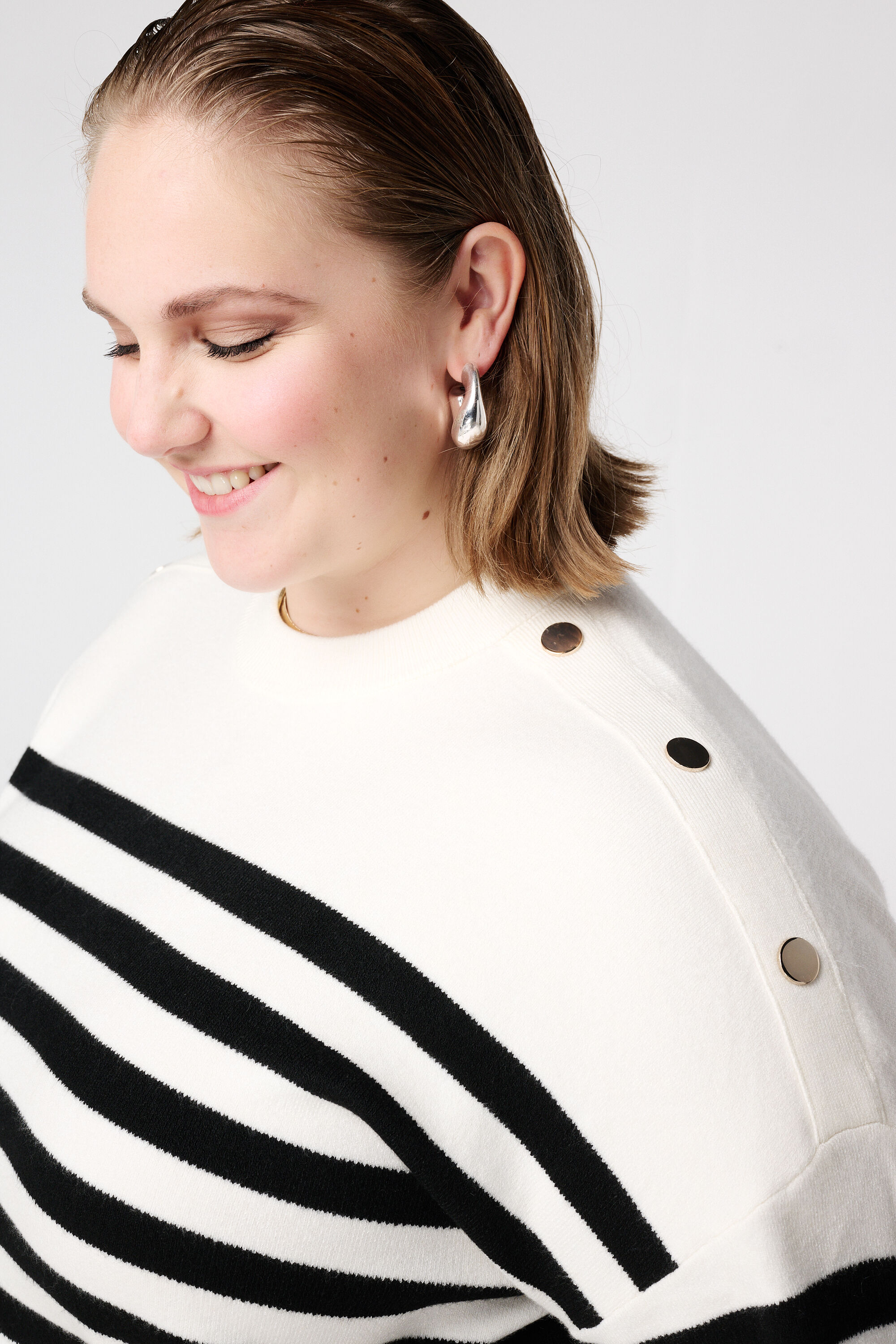 Gestreifter Pullover mit Knopfdetails image number 4