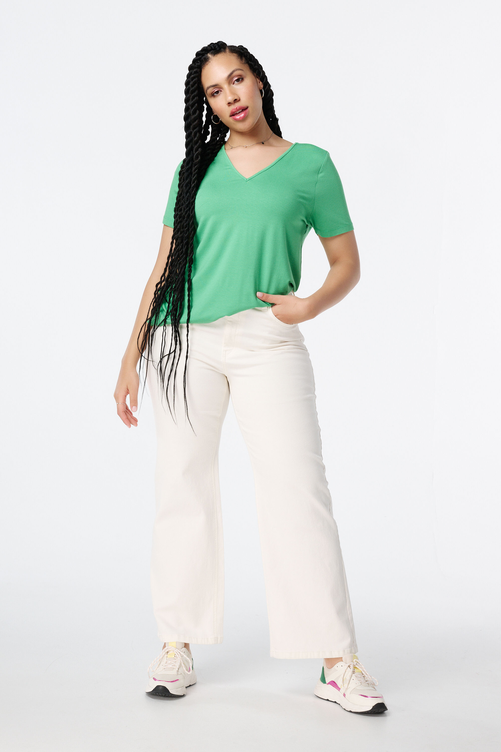 T-Shirt mit V-Ausschnitt image number 5