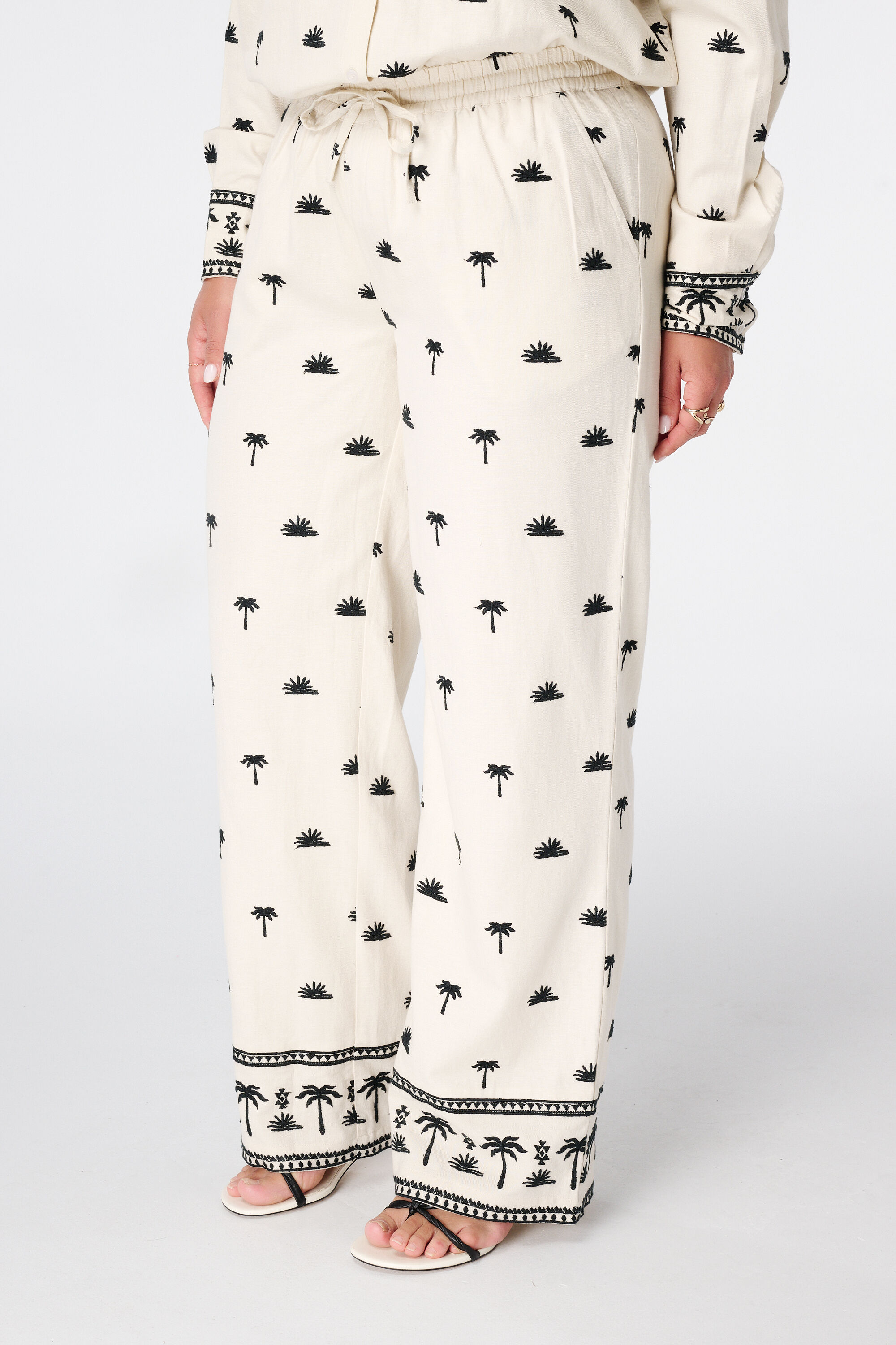 Hose mit Stickereidetails image number 5