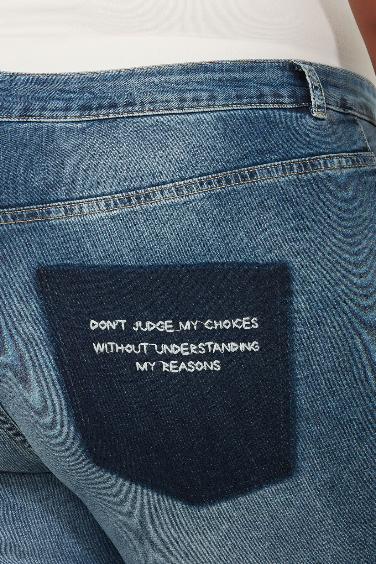 Boyfriend-Jeans mit Schriftzug image number 4