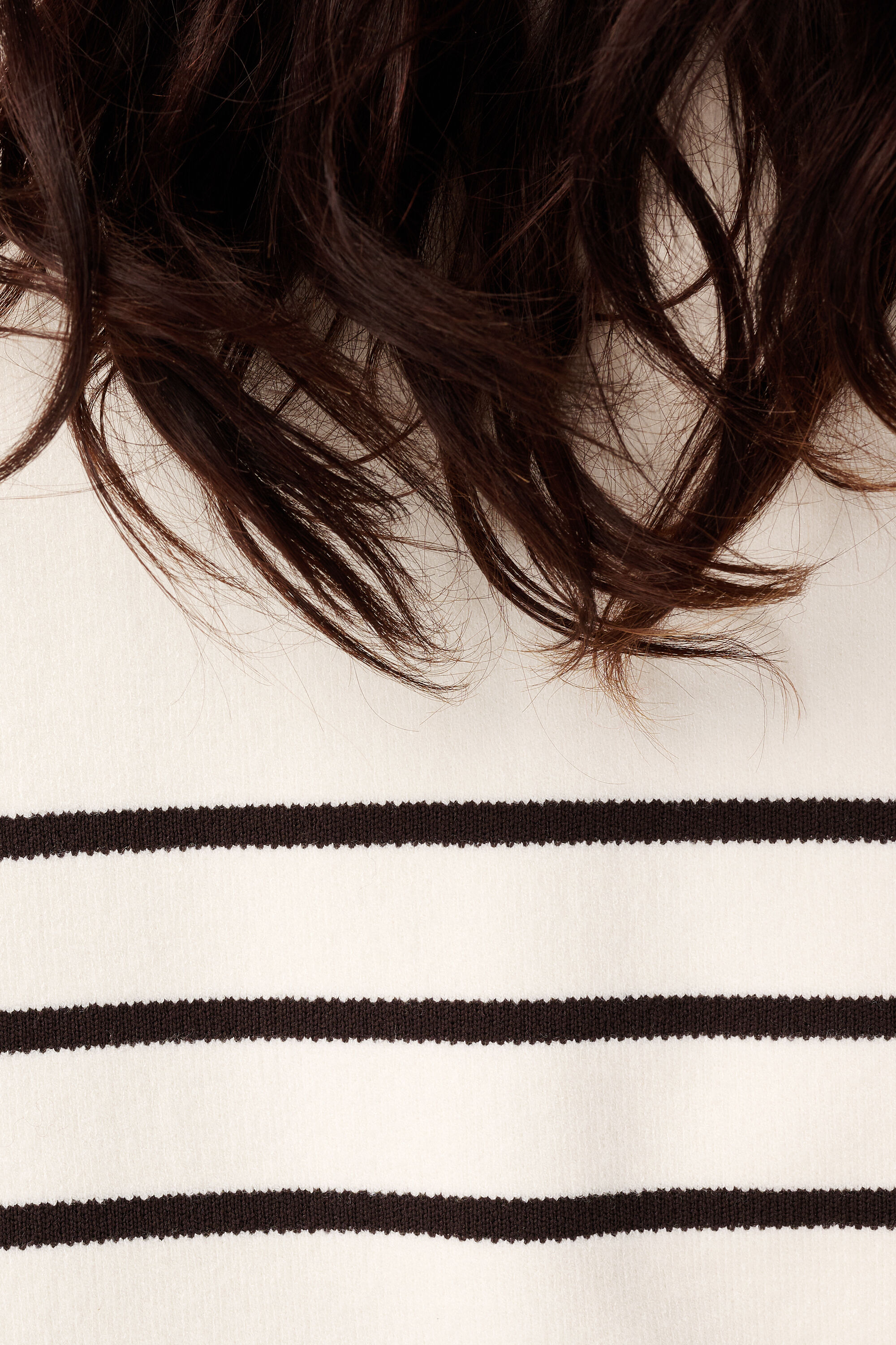 Gestreifter Pullover mit V Ausschnitt image number 6
