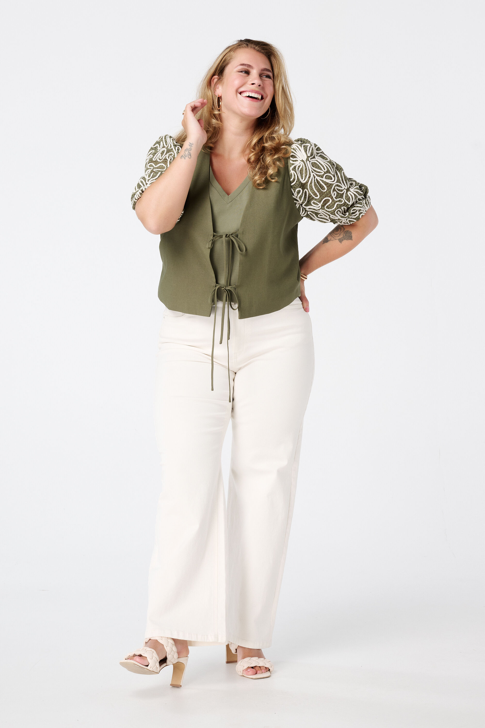 T-Shirt mit bestickten &Auml;rmeln image number 5