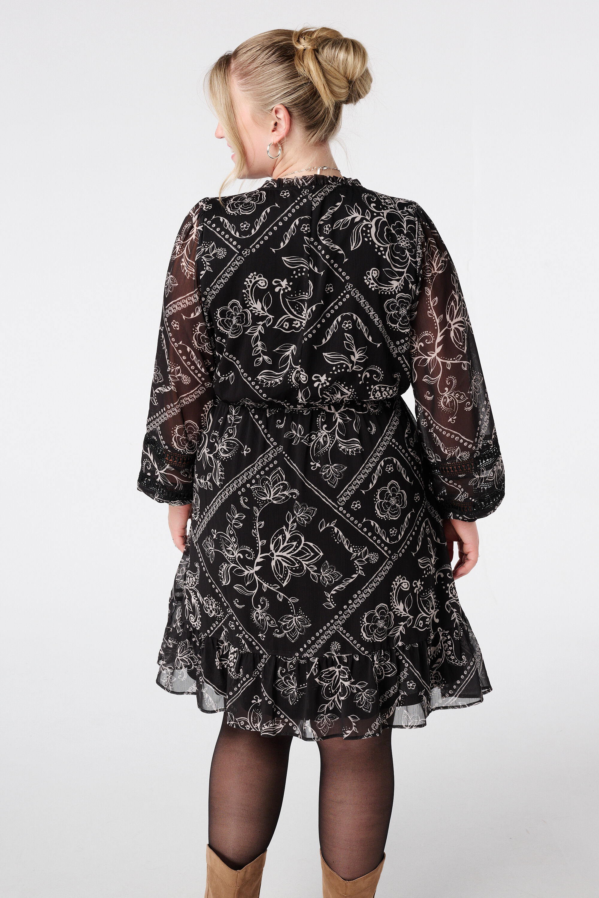 Kleid mit Print und Stickereidetails image number 3