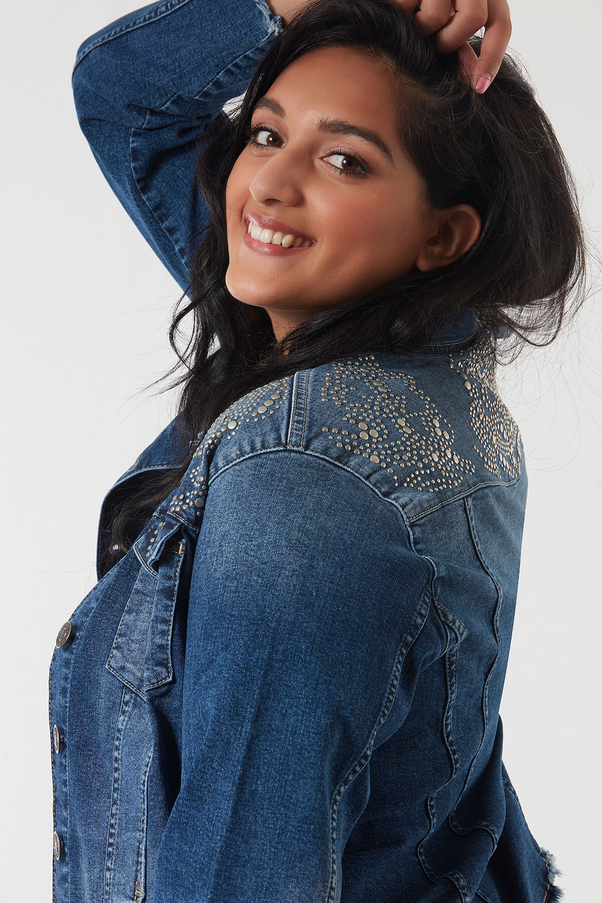 Jeansjacke mit Ziernieten image number 3