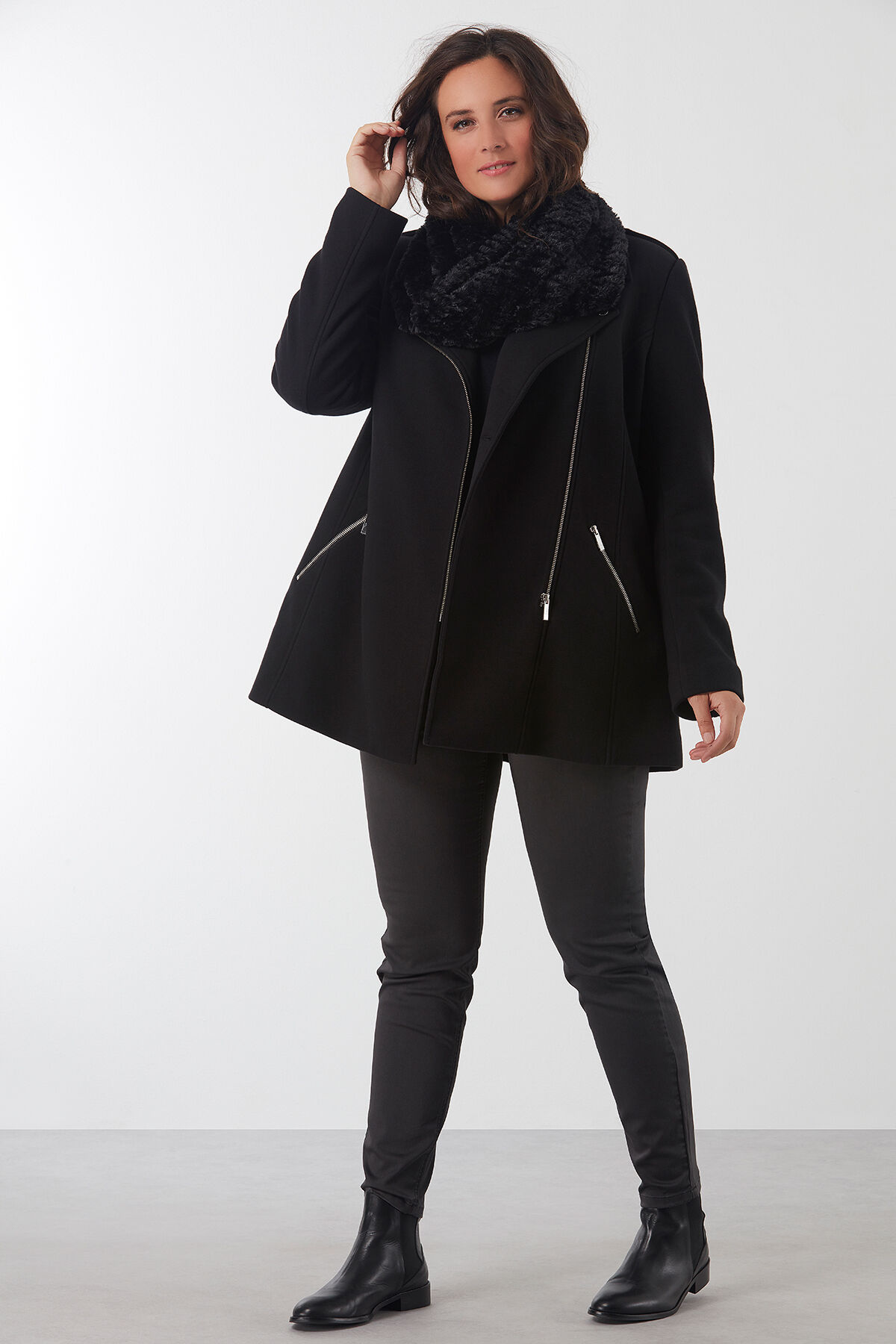 Rollkragen-Schal aus Kunstfell image number 3