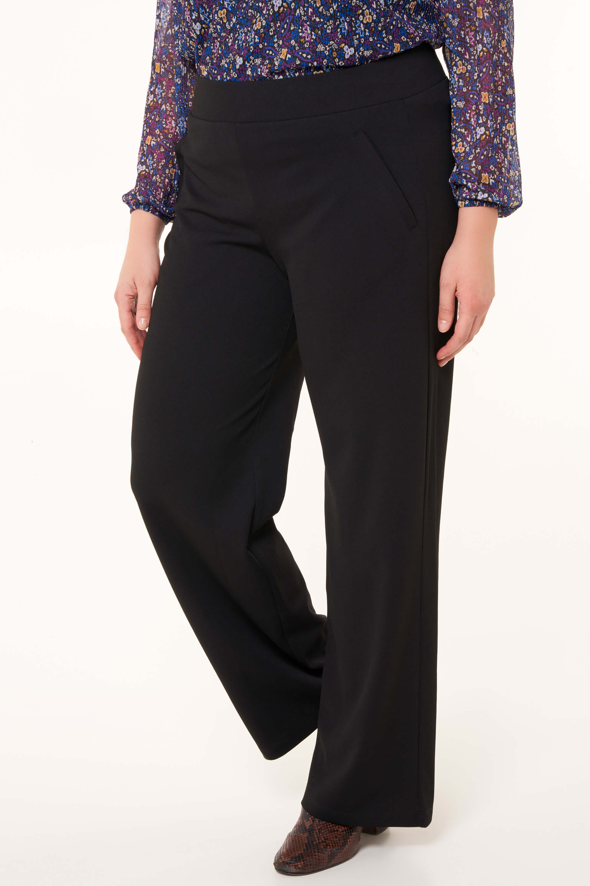 Gerade geschnittene Hose image number 4