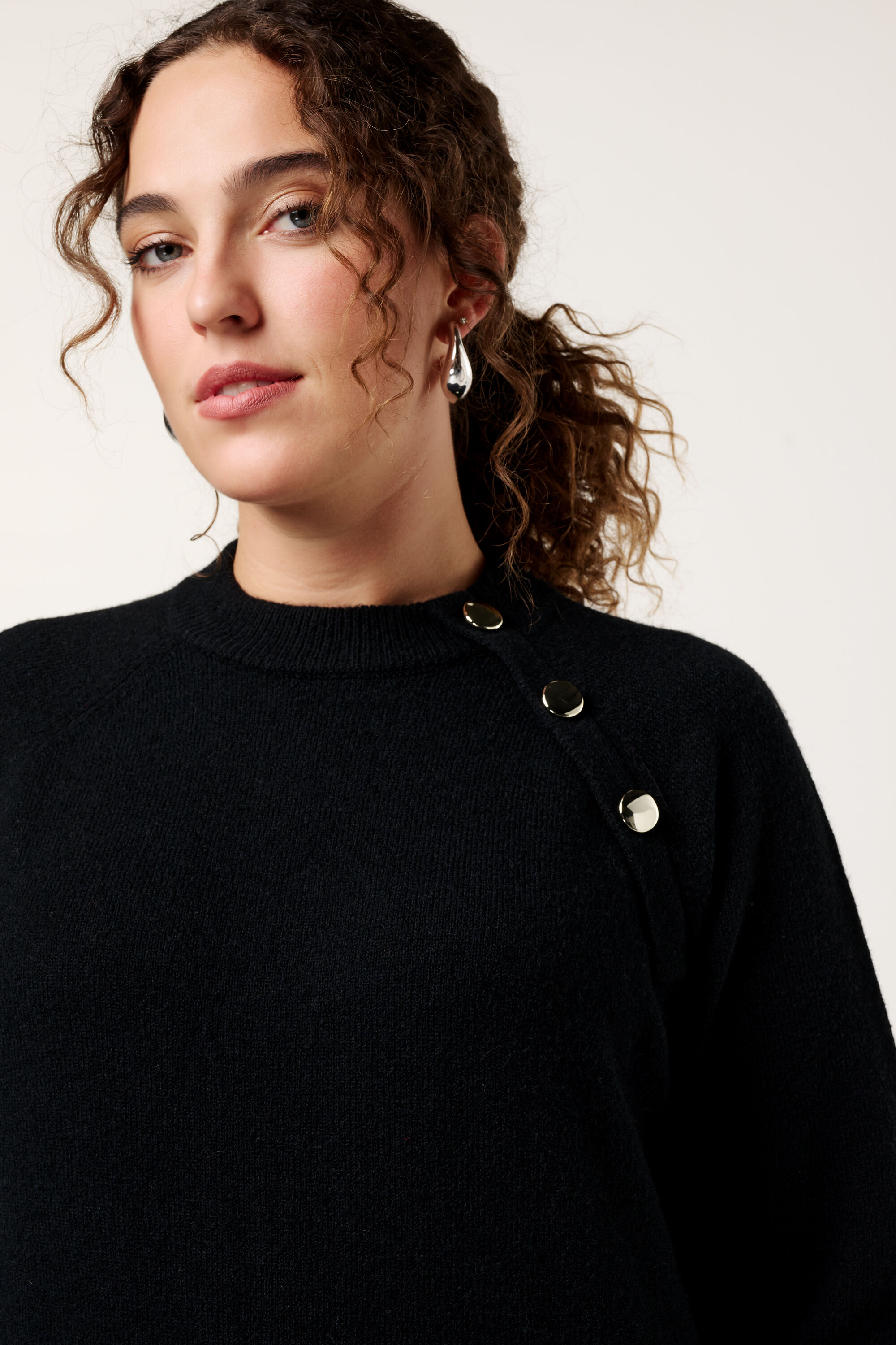 Midi-Strickkleid mit Knopfverzierungen  image number 4