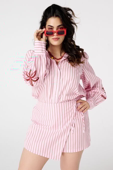 Bluse mit bestickten Ärmeln Bluse mit bestickten Ärmeln