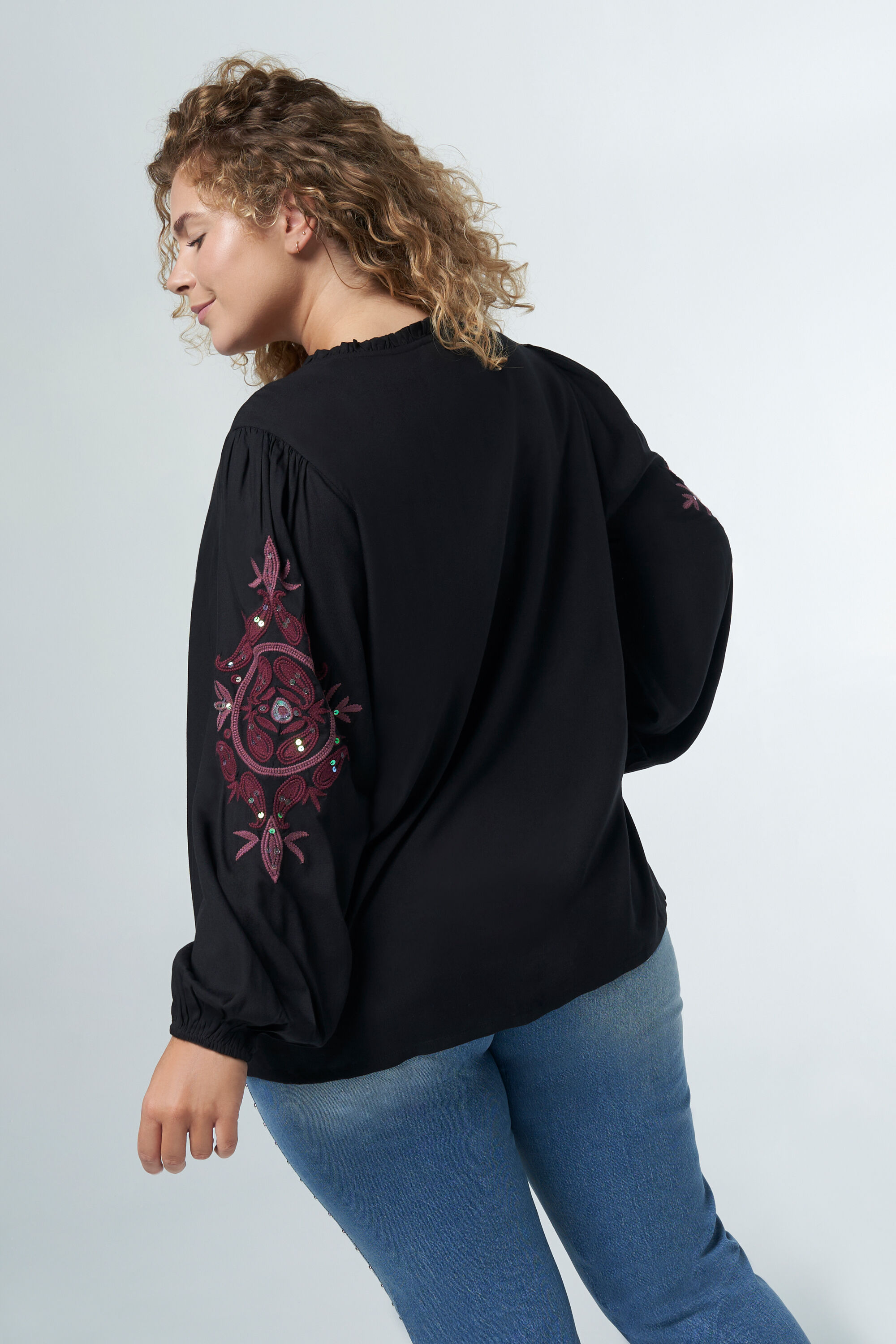 Bluse mit Stickerei  image number 3