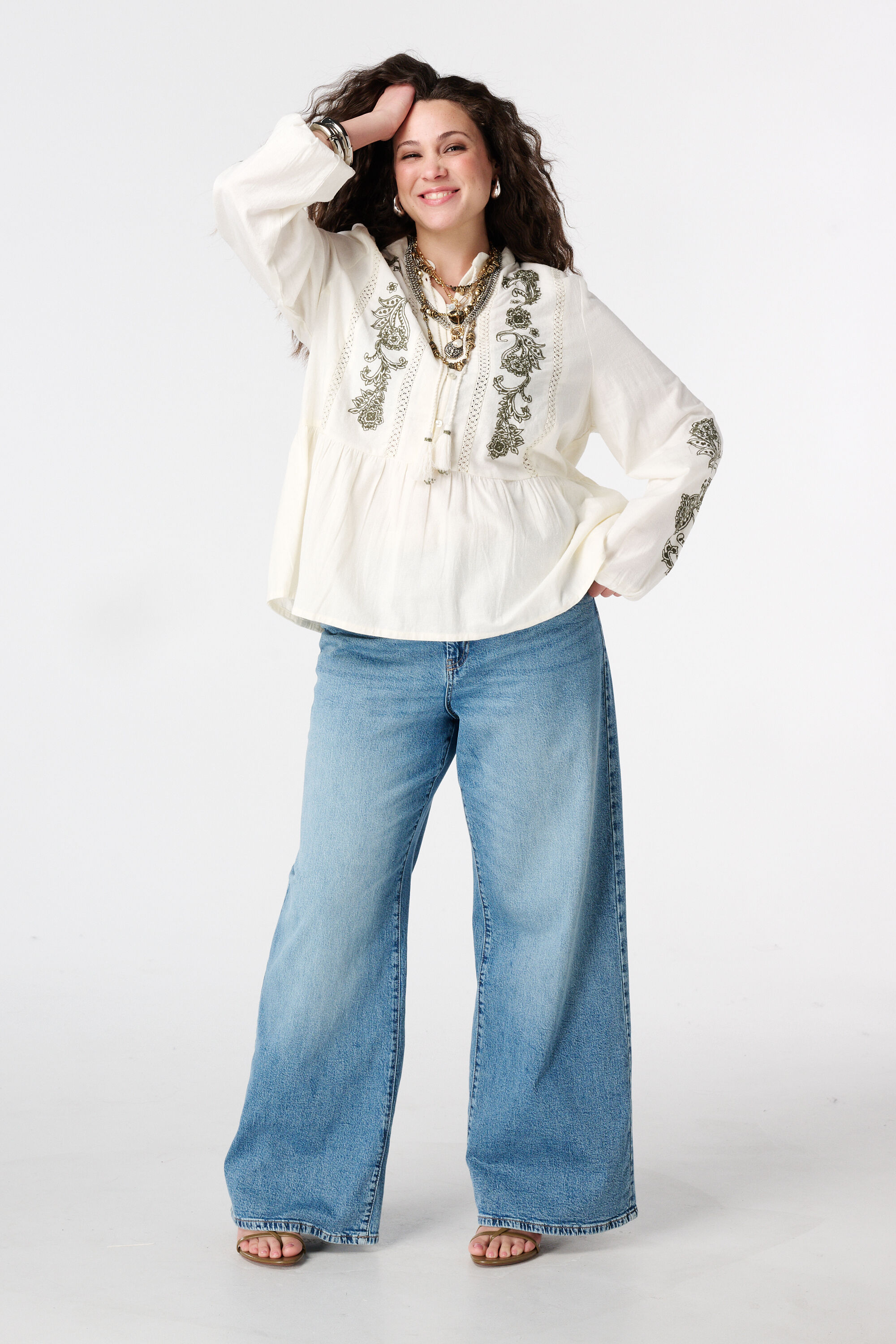 Bluse mit Stickerei image number 5