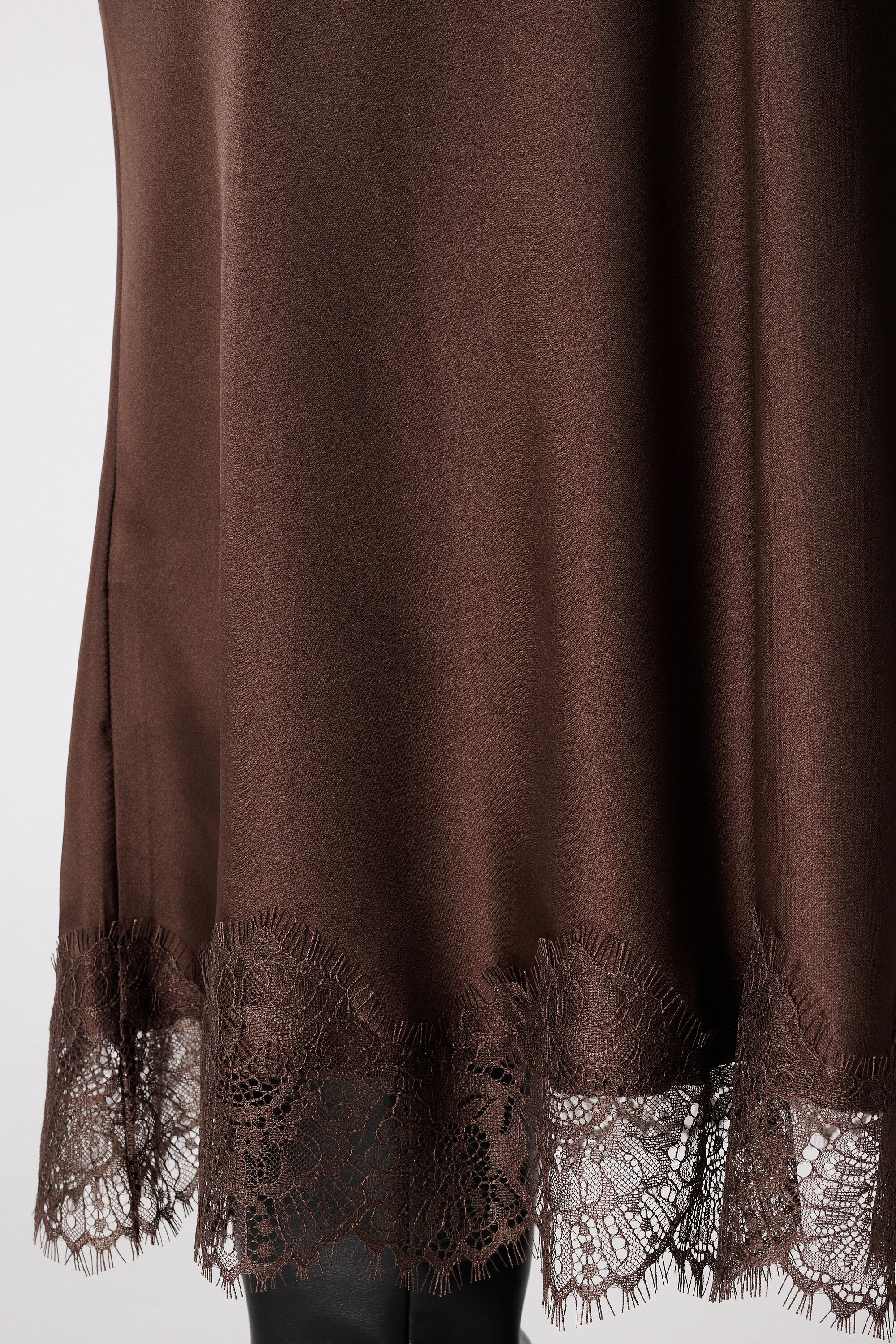 Rock mit Satinoptik und Spitzen-Detail image number 4