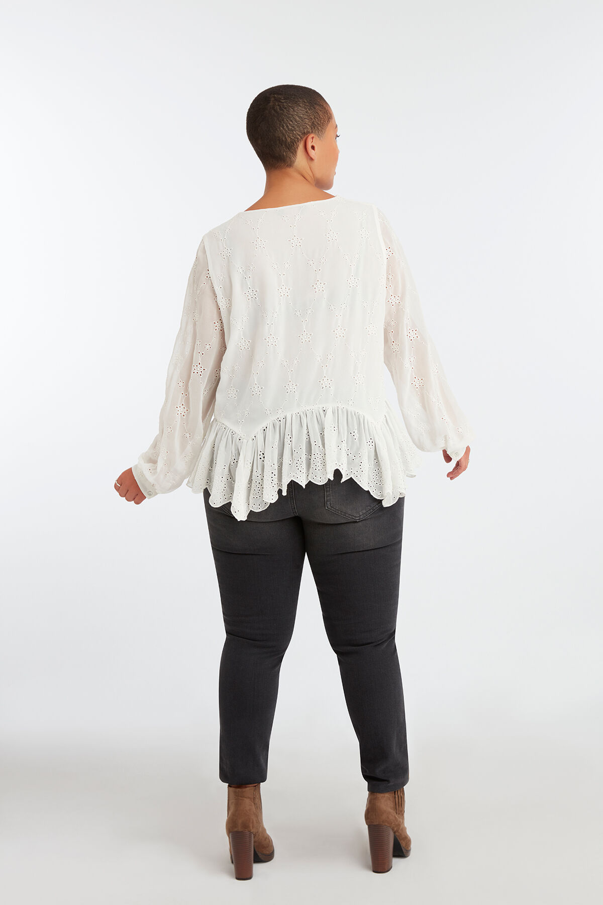 Bluse mit Stickereien image number 5