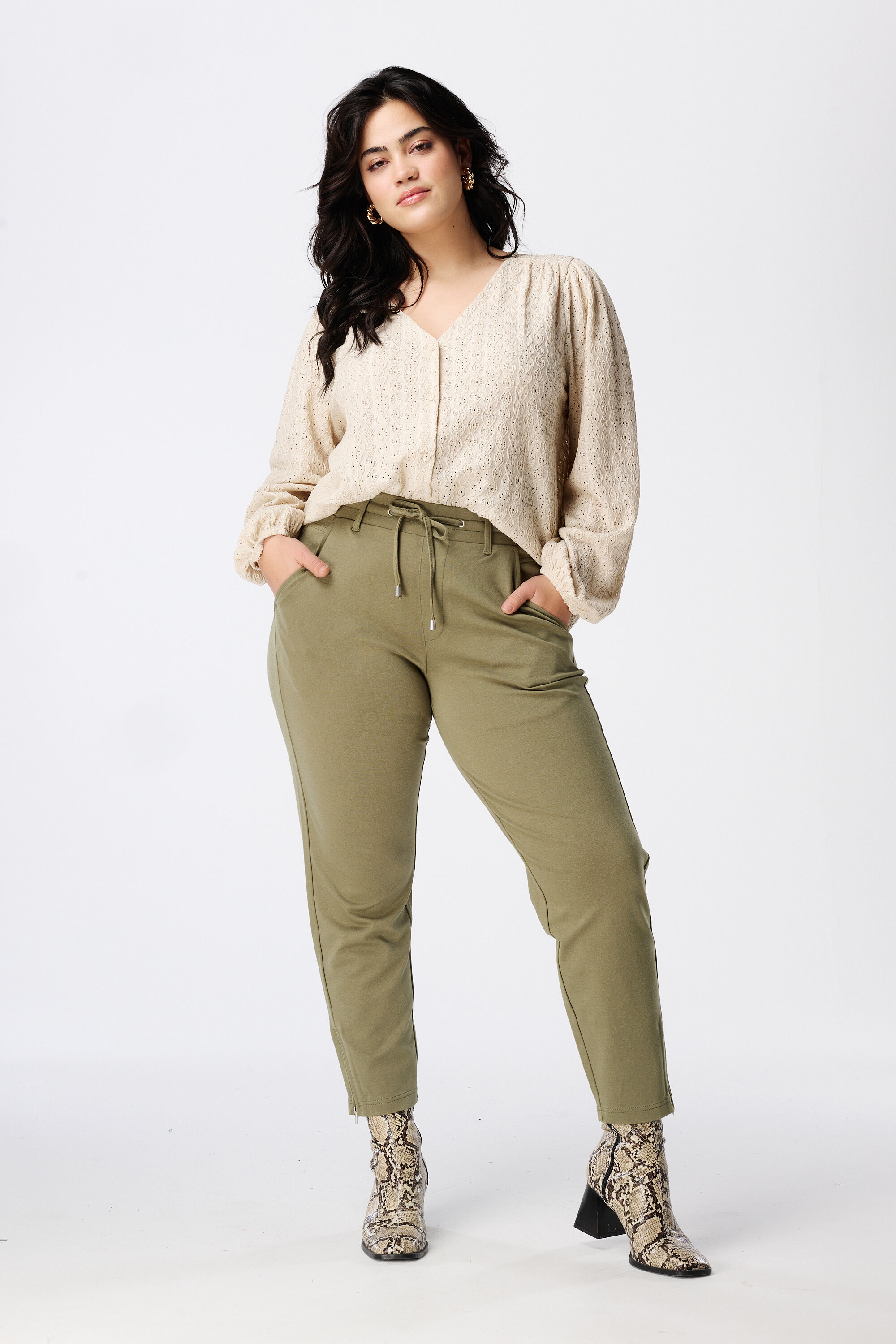 Top mit Stickereien image number 5