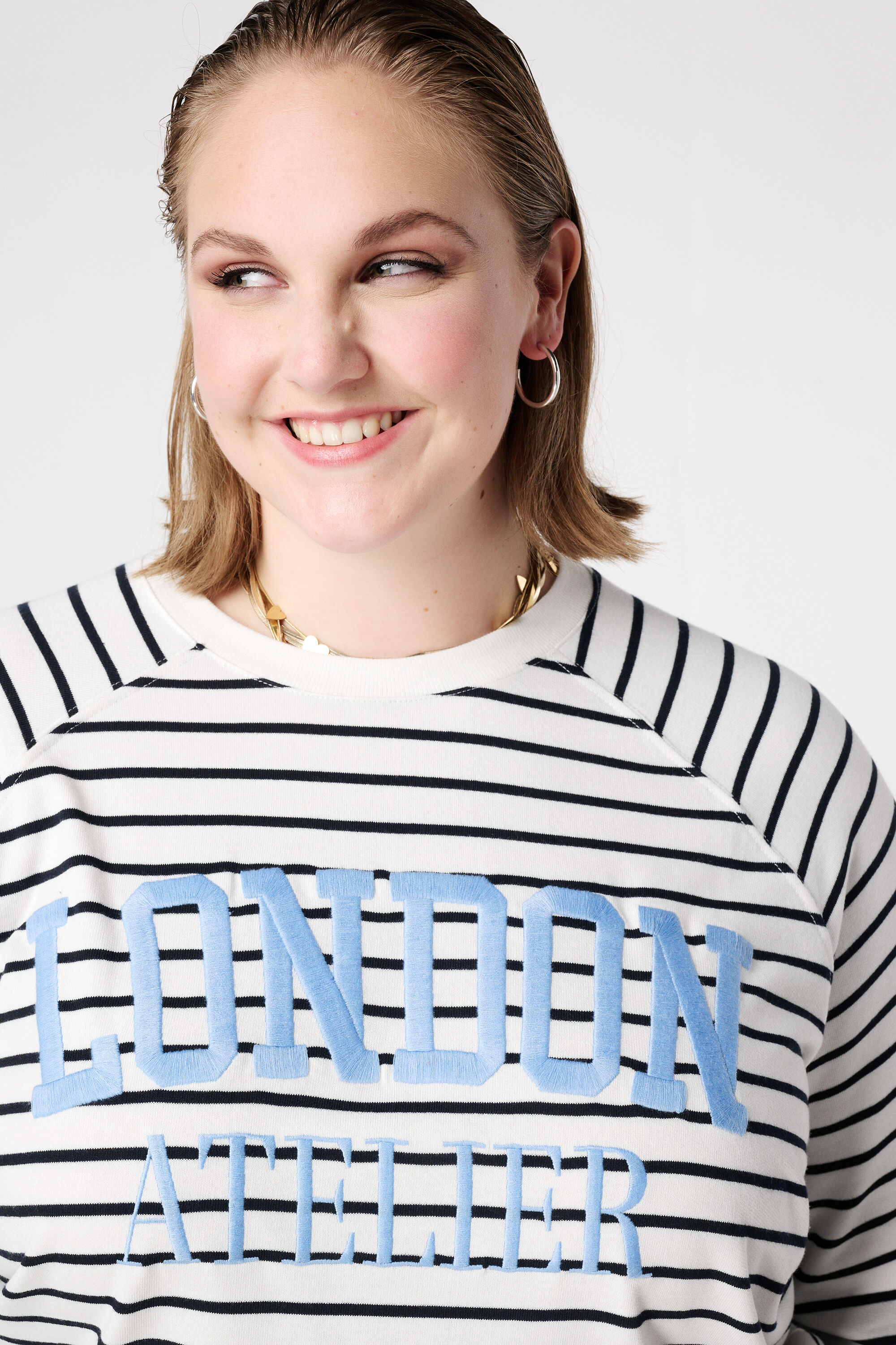 Gestreiftes Sweatshirt mit Schriftzug image number 4