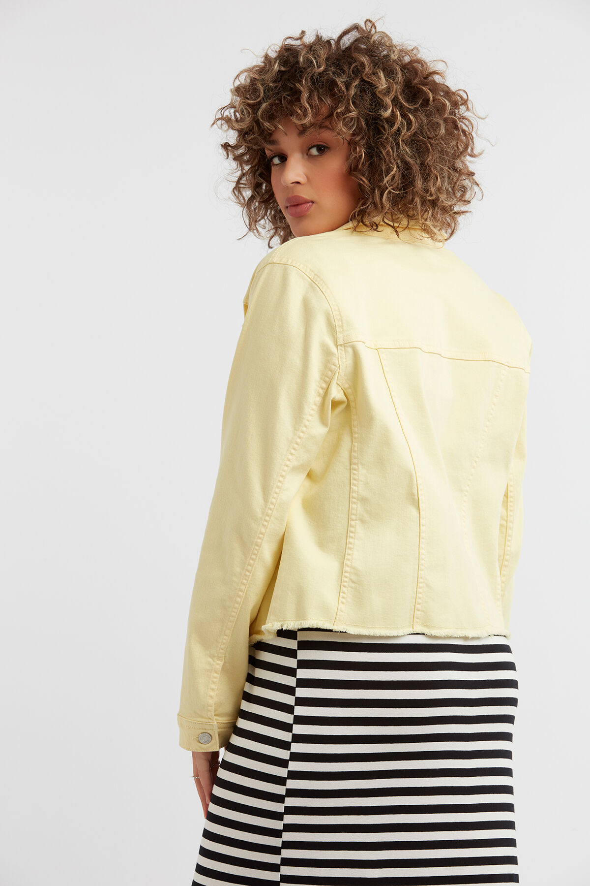 Stylische Jeansjacke mit Patchwork und ausgefranstem Saum - Damen main image 0