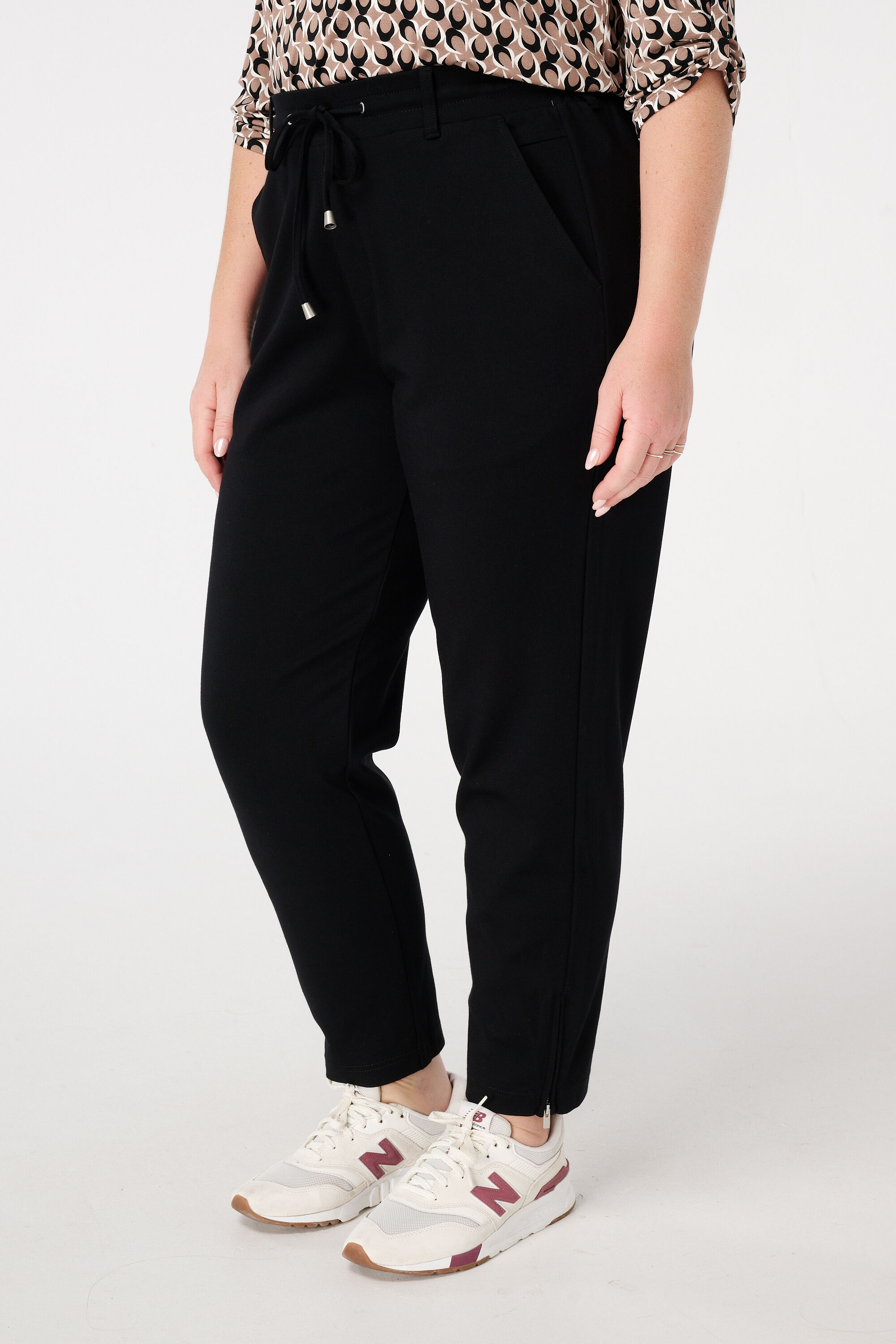 Schlank geschnittene Hose image number 5