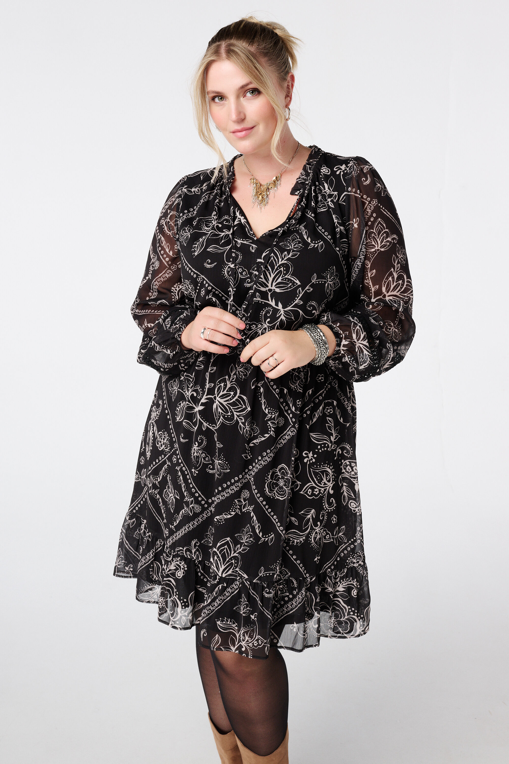 Kleid mit Print und Stickereidetails image number 5