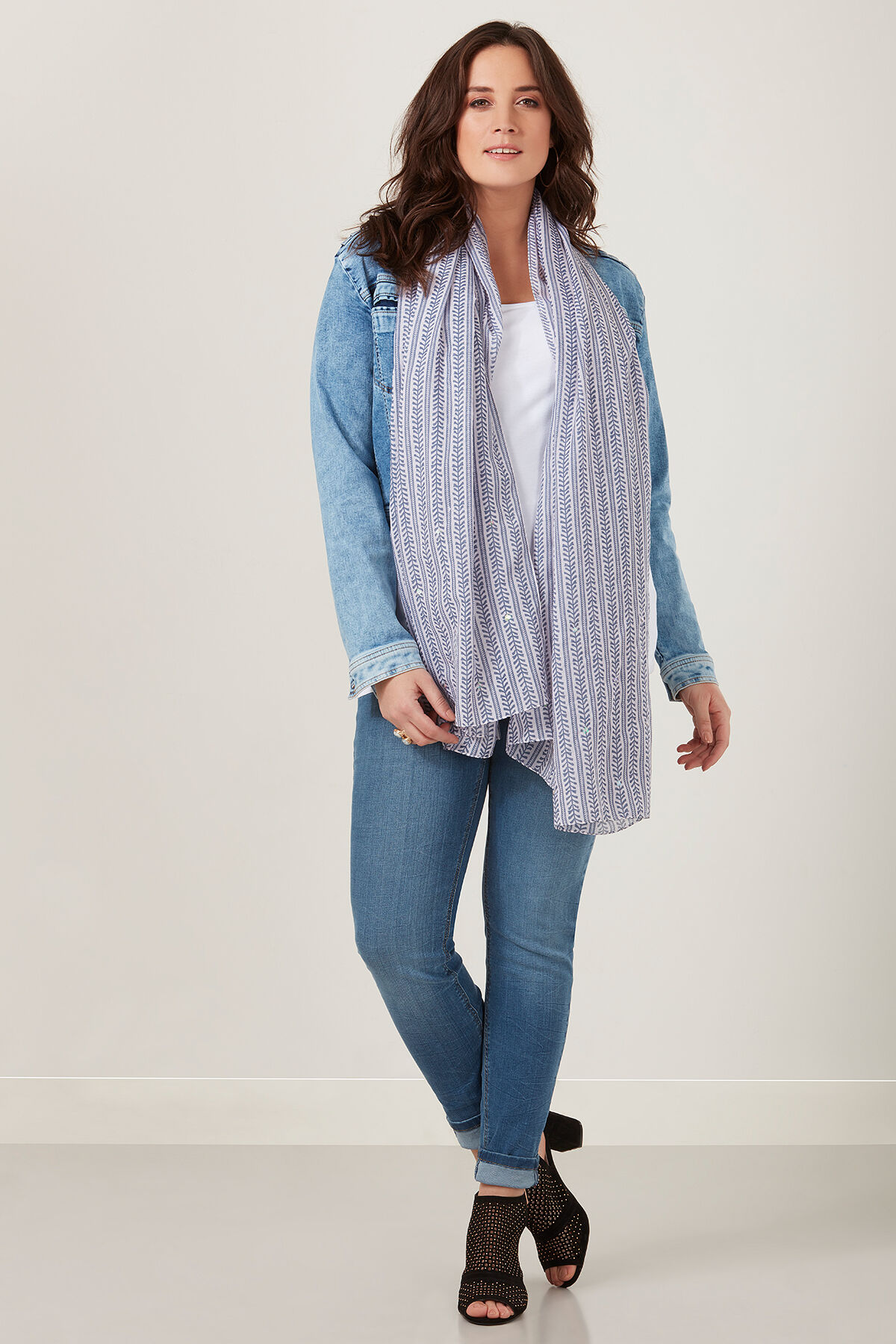 Schal mit Pailletten image number 2